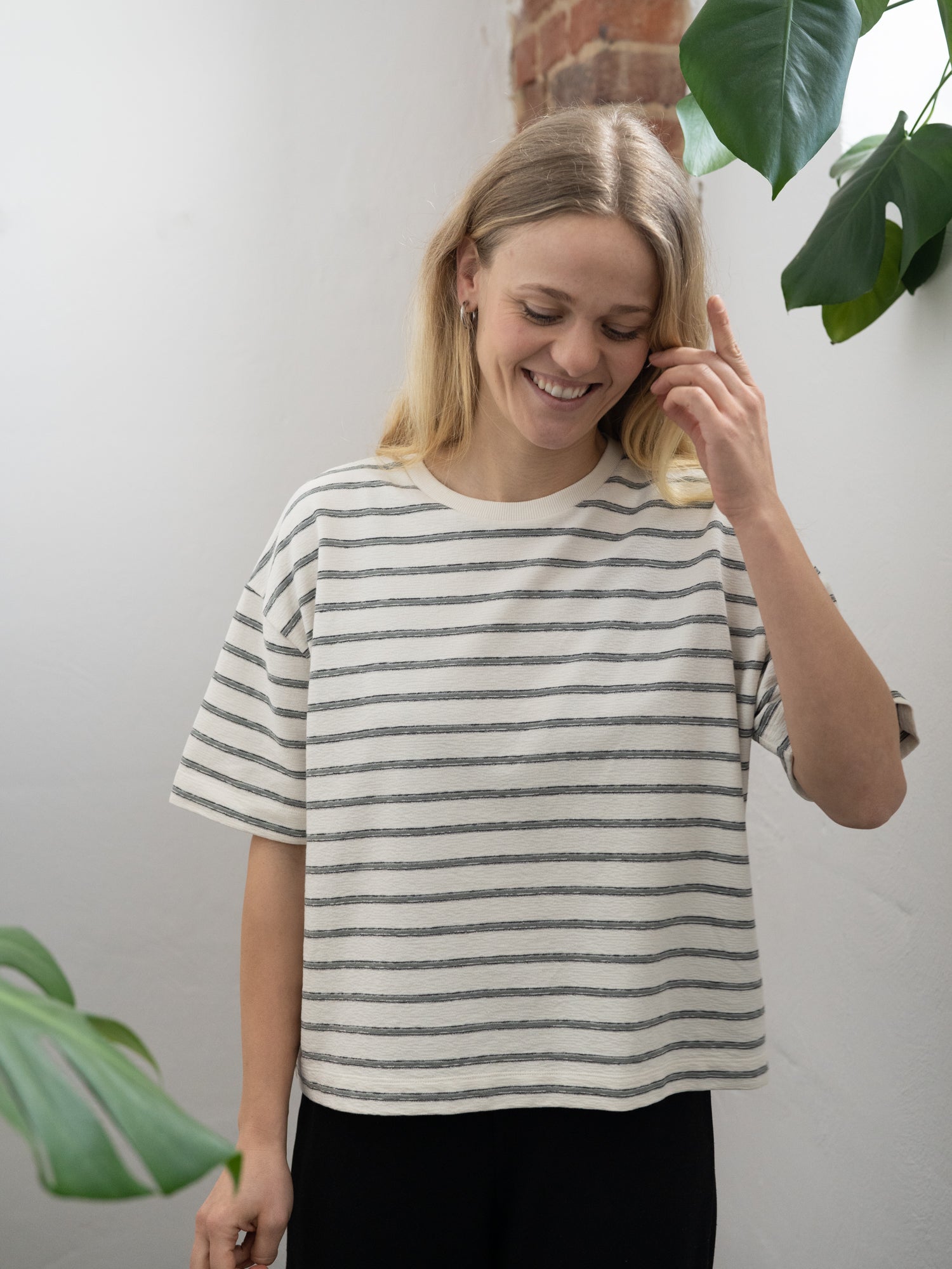 Nachhaltiges gestreiftes Boxy Frauen T-Shirt aus 100% Biobaumwolle Made in Portugal in cremeweiss salbei.