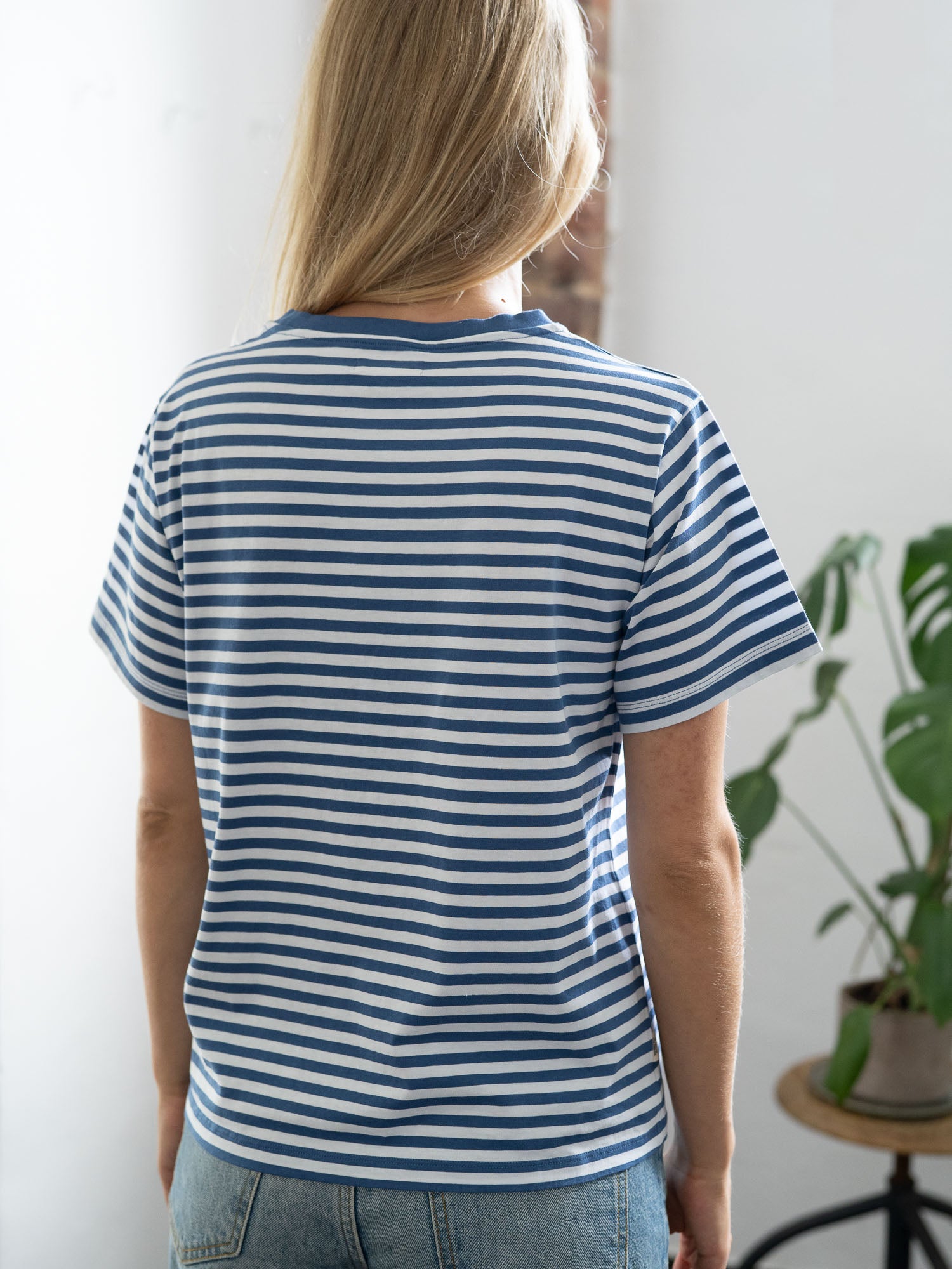 Rückansicht vom gestreiftes Frauen T-Shirt in blau weiß von FUXBAU