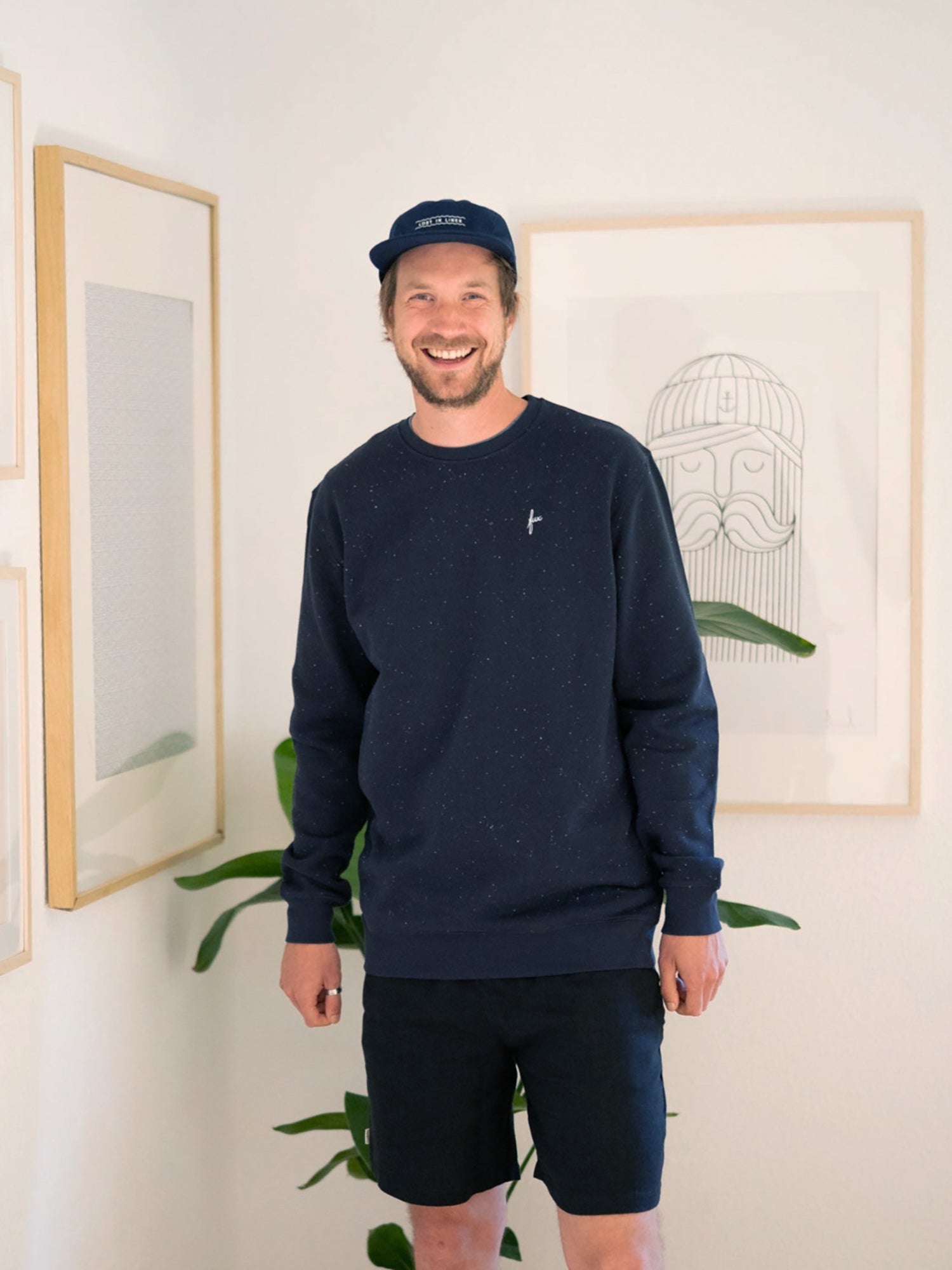FUXBAU Männer Neps Sweater in Navy – klassischer Biobaumwollpullover mit feiner Neps-Struktur, nachhaltig gefertigt in Portugal.