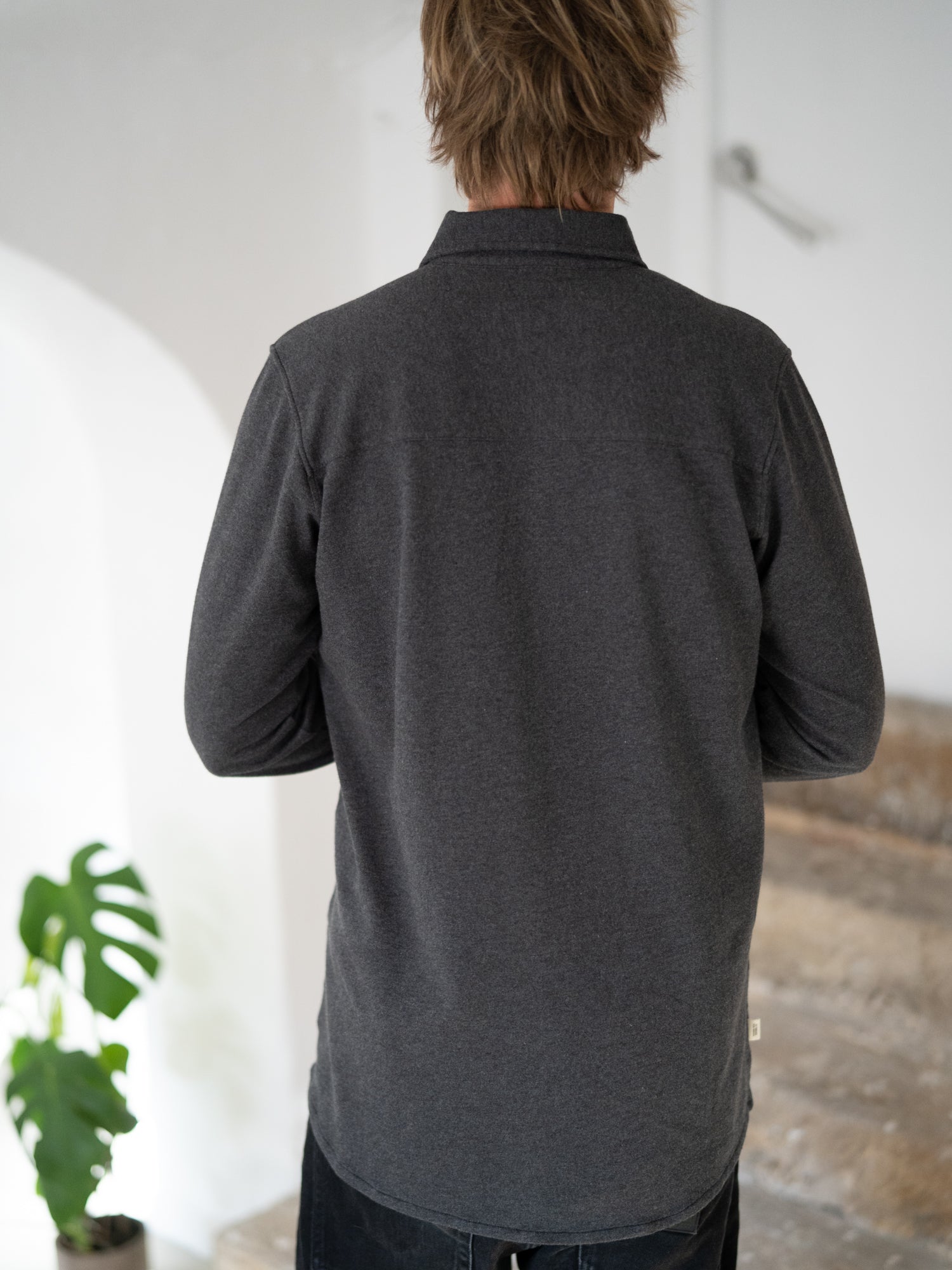 Nachhaltiges Fair Fashion Männer Hemd in anthrazit aus 100% GOTS zertifizierter Biobaumwolle von FUXBAU Made in Portugal.