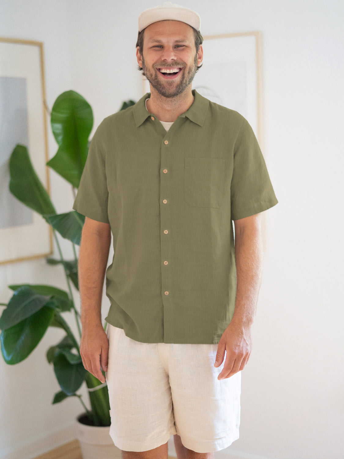 Philipp trägt das Friendly Fabrics FUXBAU FF Männer kurzarm Leinenhemd in grün
