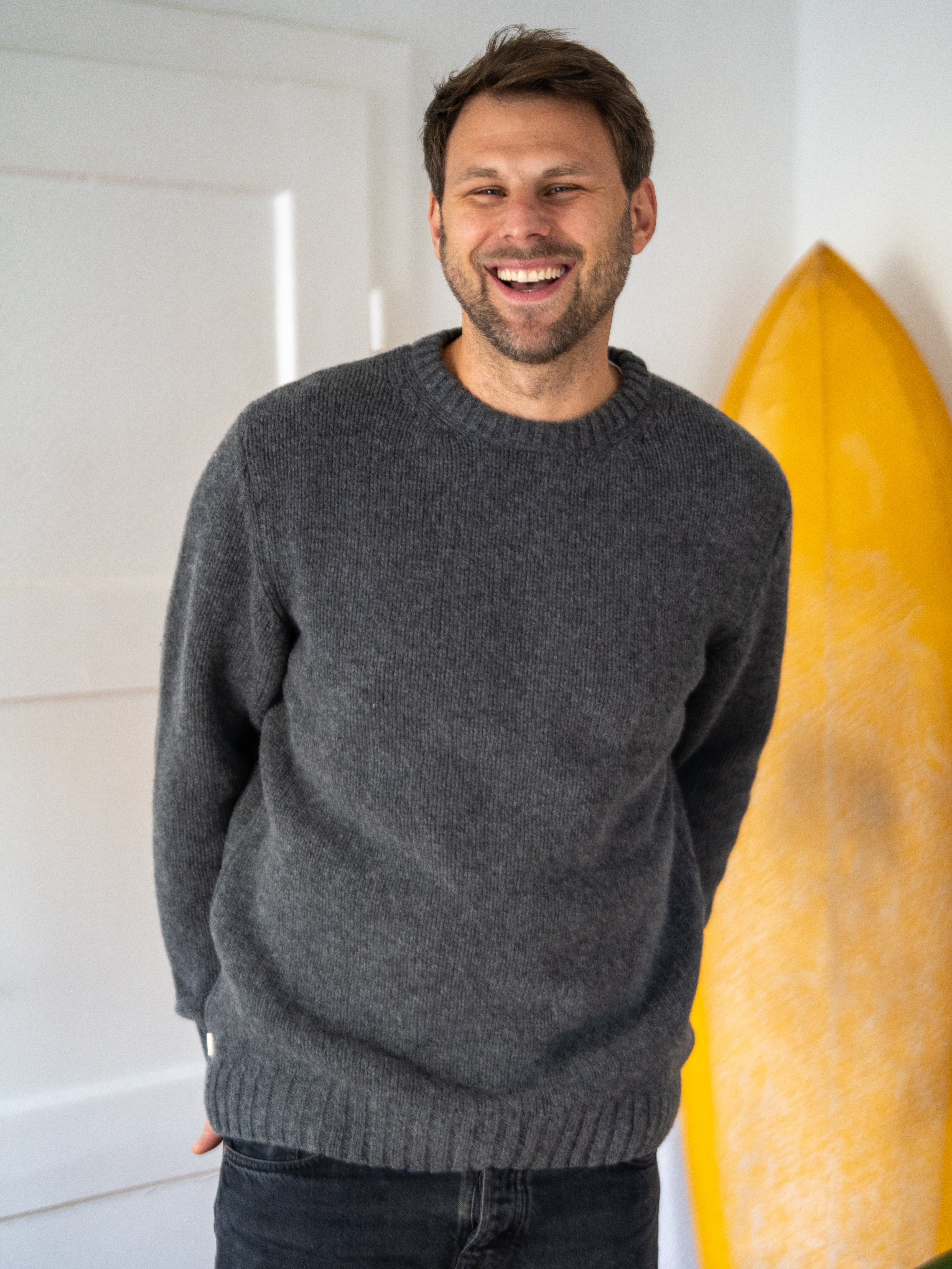 Nachhaltiger Fair Fashion Männer Strickpullover Made in Italy aus 100% exta weicher Merino Schurwolle. Mulesingfreie Wolle verarbeitet in Deutschland. 