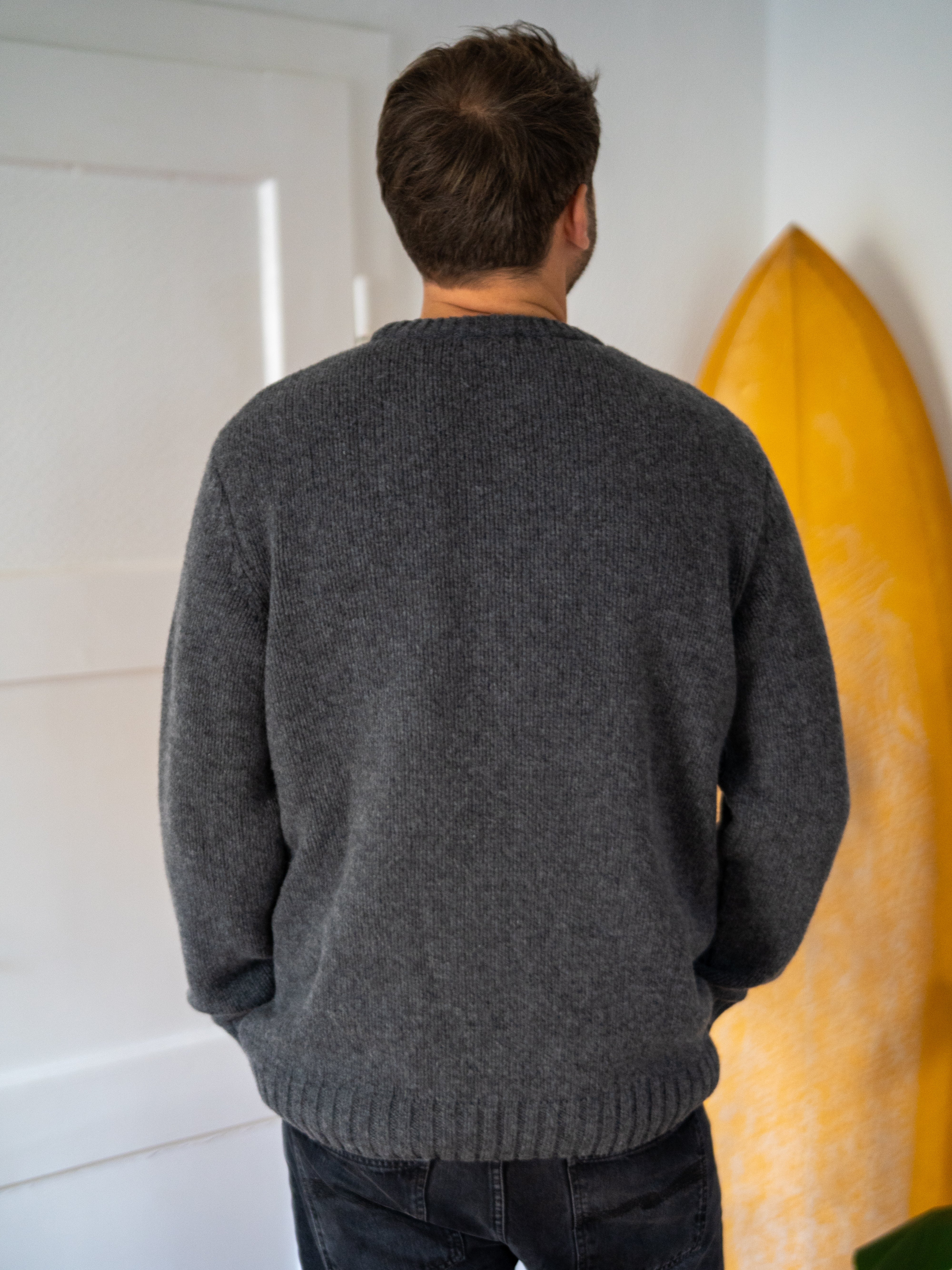 Nachhaltiger Fair Fashion Männer Strickpullover Made in Italy aus 100% exta weicher Merino Schurwolle. Mulesingfreie Wolle verarbeitet in Deutschland. 