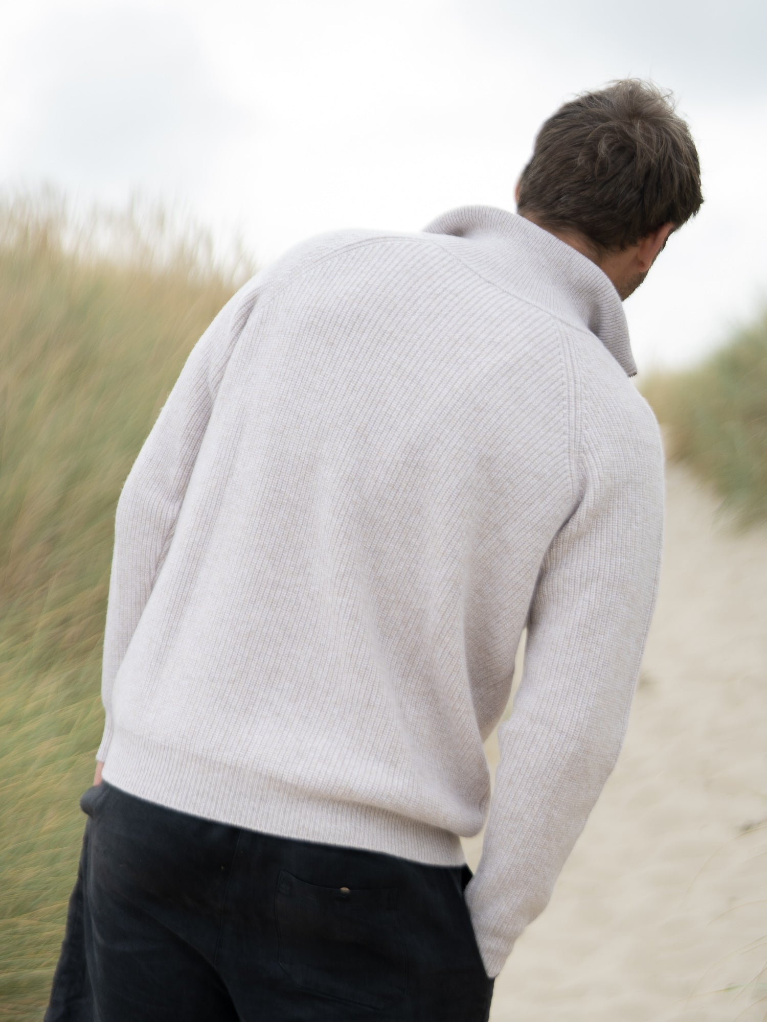 Rückansicht Männer Merino Troyer beigemeliert – 100% mulesingfreie Merinowolle, fair in Italien hergestellt von FUXBAU