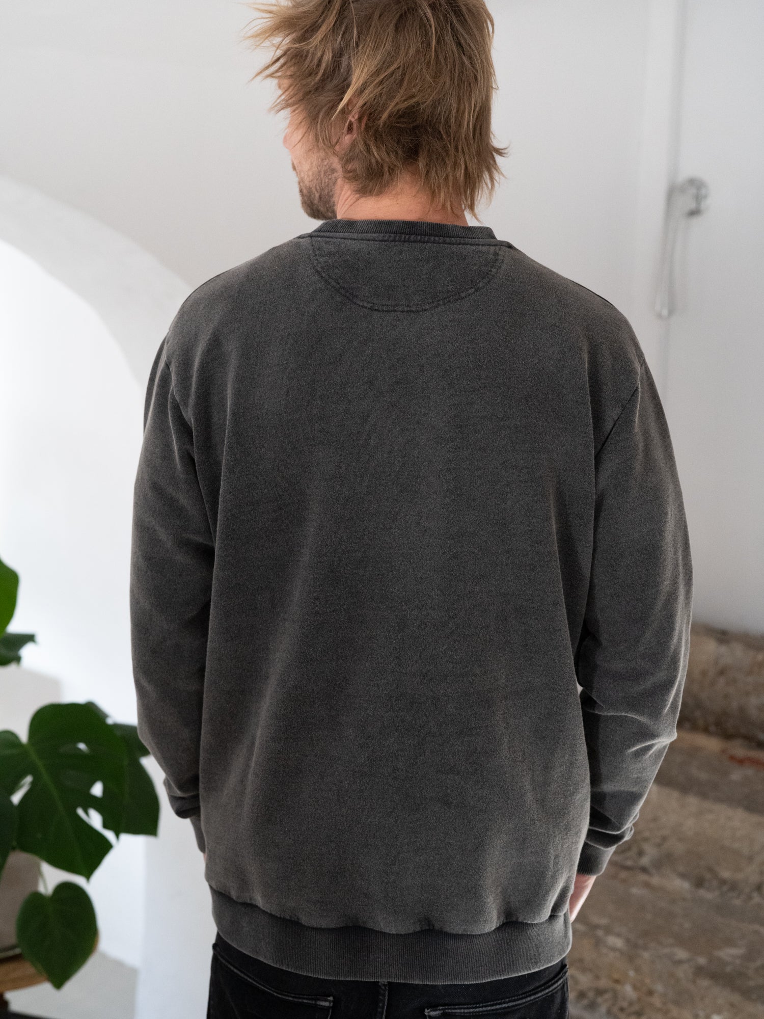 FUXBAU Männer Stay Salty Sweater in salzschwarz aus 100% Biobaumwolle aus unserer Artist Series mit Pia Himmelein.