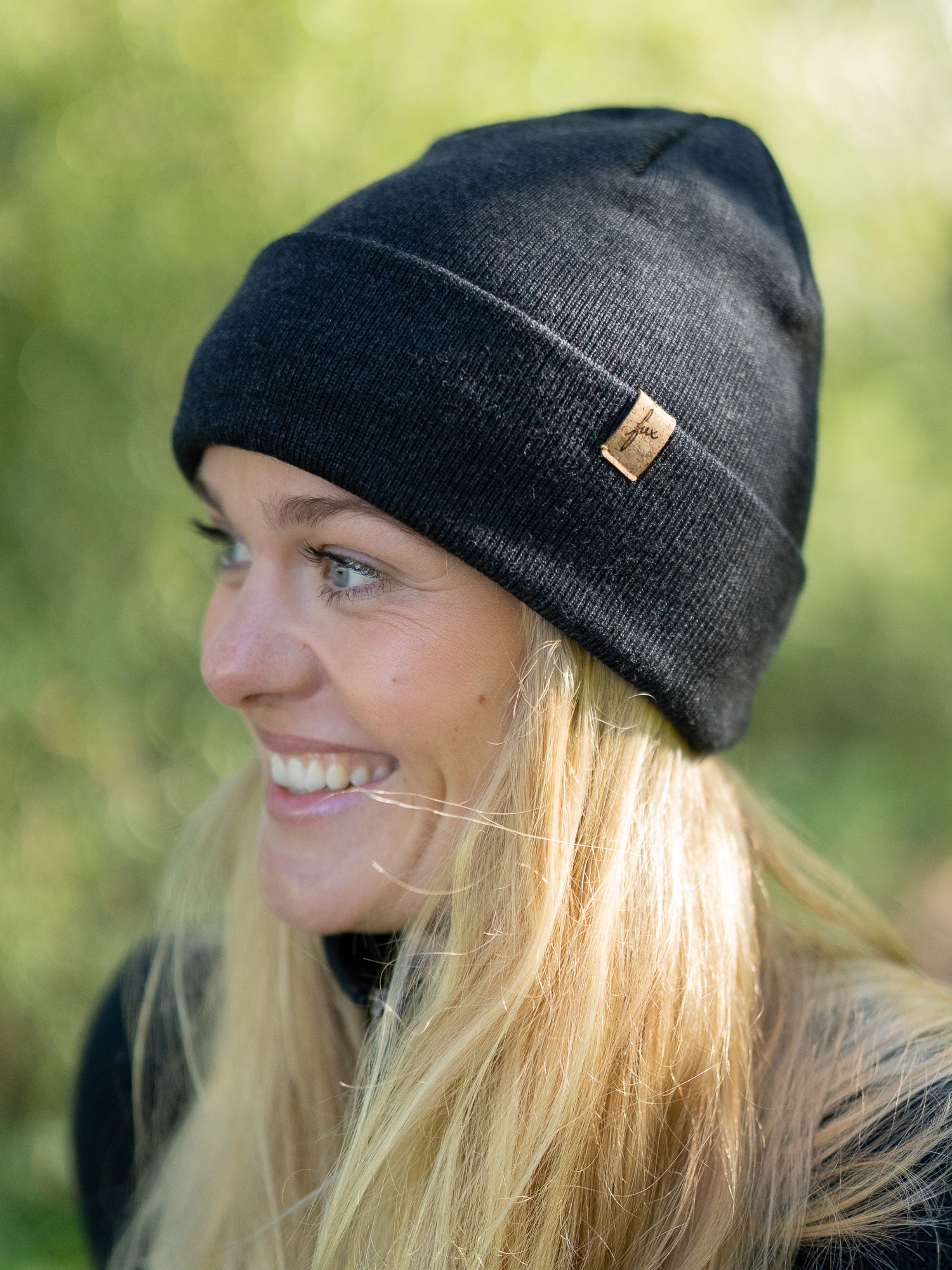 FUXBAU Merino Kork Beanie in Anthrazit – zeitlose Strickmütze aus mulesingfreier Merinowolle, nachhaltig hergestellt in Deutschland.