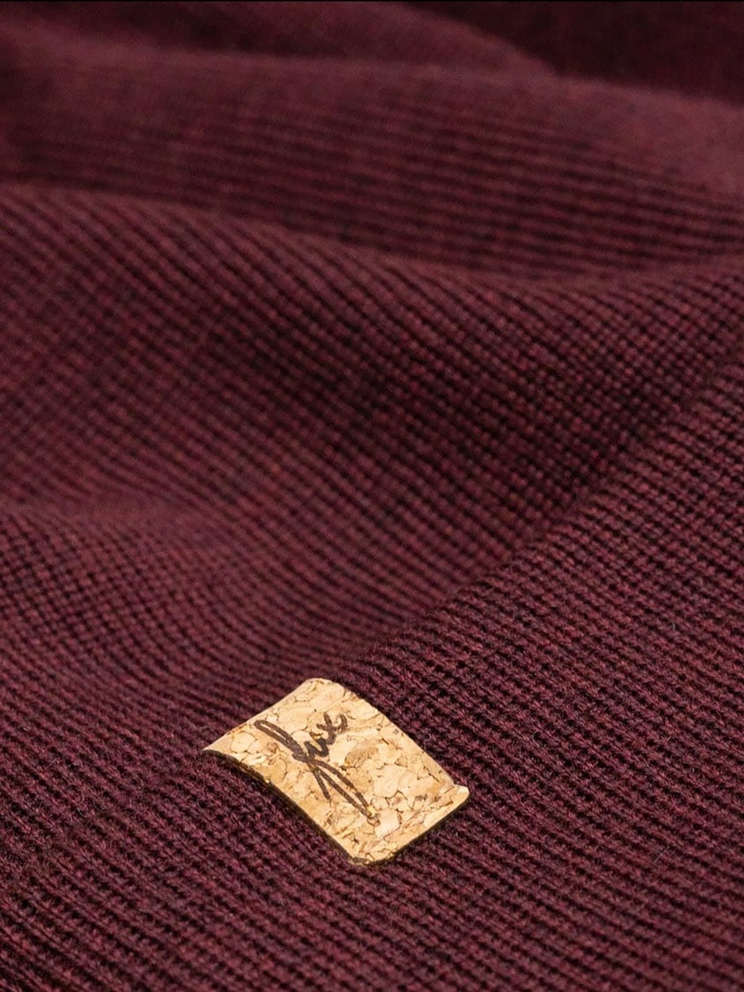 fux Kork Patch unserer nachhaltigen Merino Kork Beanie in bordeaux