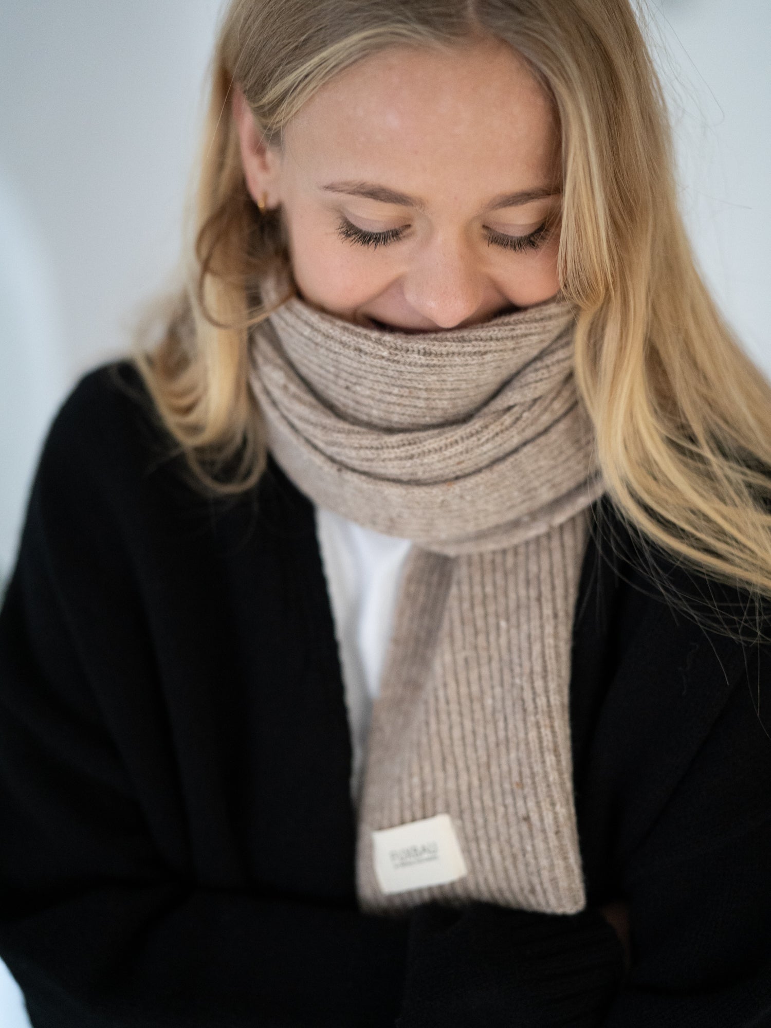 Nachhaltige Fair Fashion FUXBAU Merino Schal in beigen mit kleinen, besonderen neps aus 100% mulesingfreier Merinowolle made in Italy.