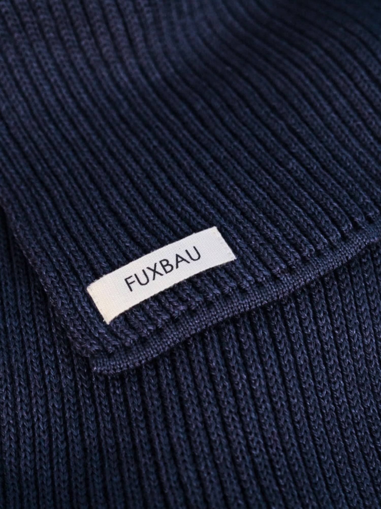 Detailaufnahme von einem Fair Fashion Merino Schal in navy aus 100% Merinowolle, GOTS zertifiziert und made in Germay