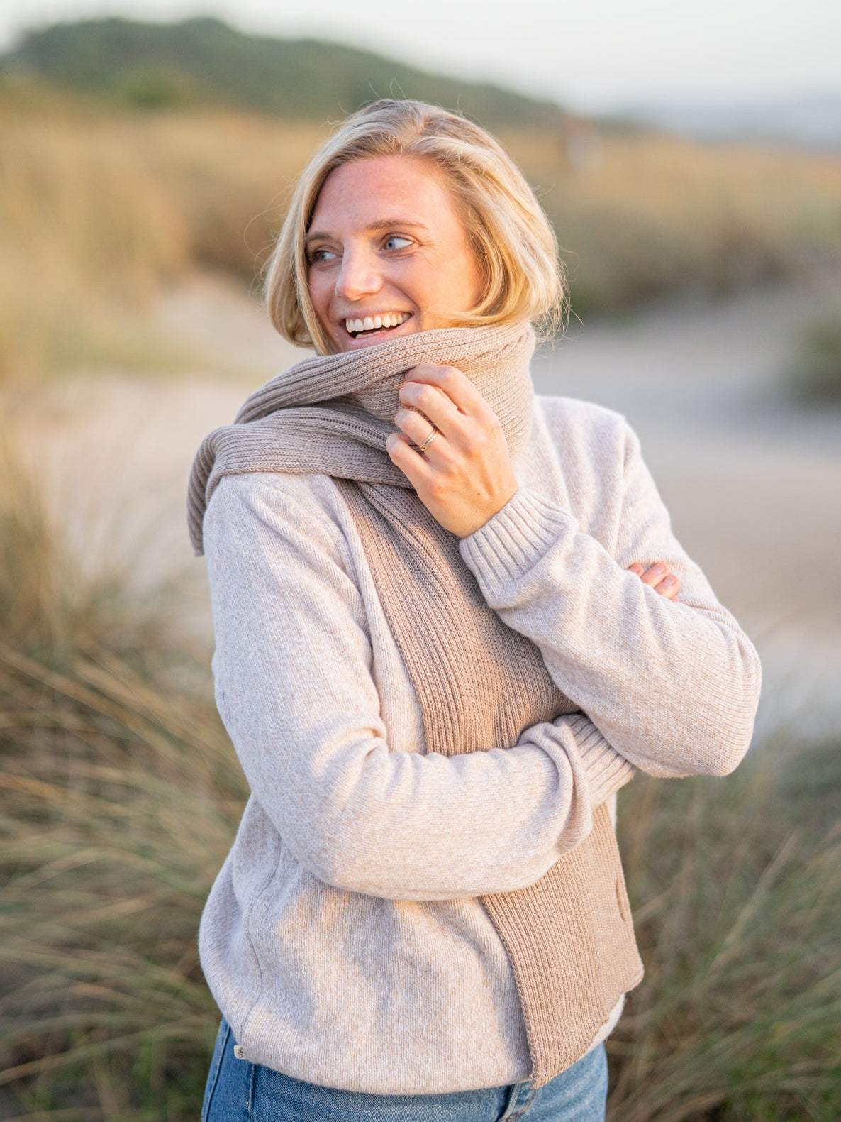 Schal aus Merino Schurwolle in sand von FUXBAU. Gestrickt unter fairen Bedingungen in Deutschland.