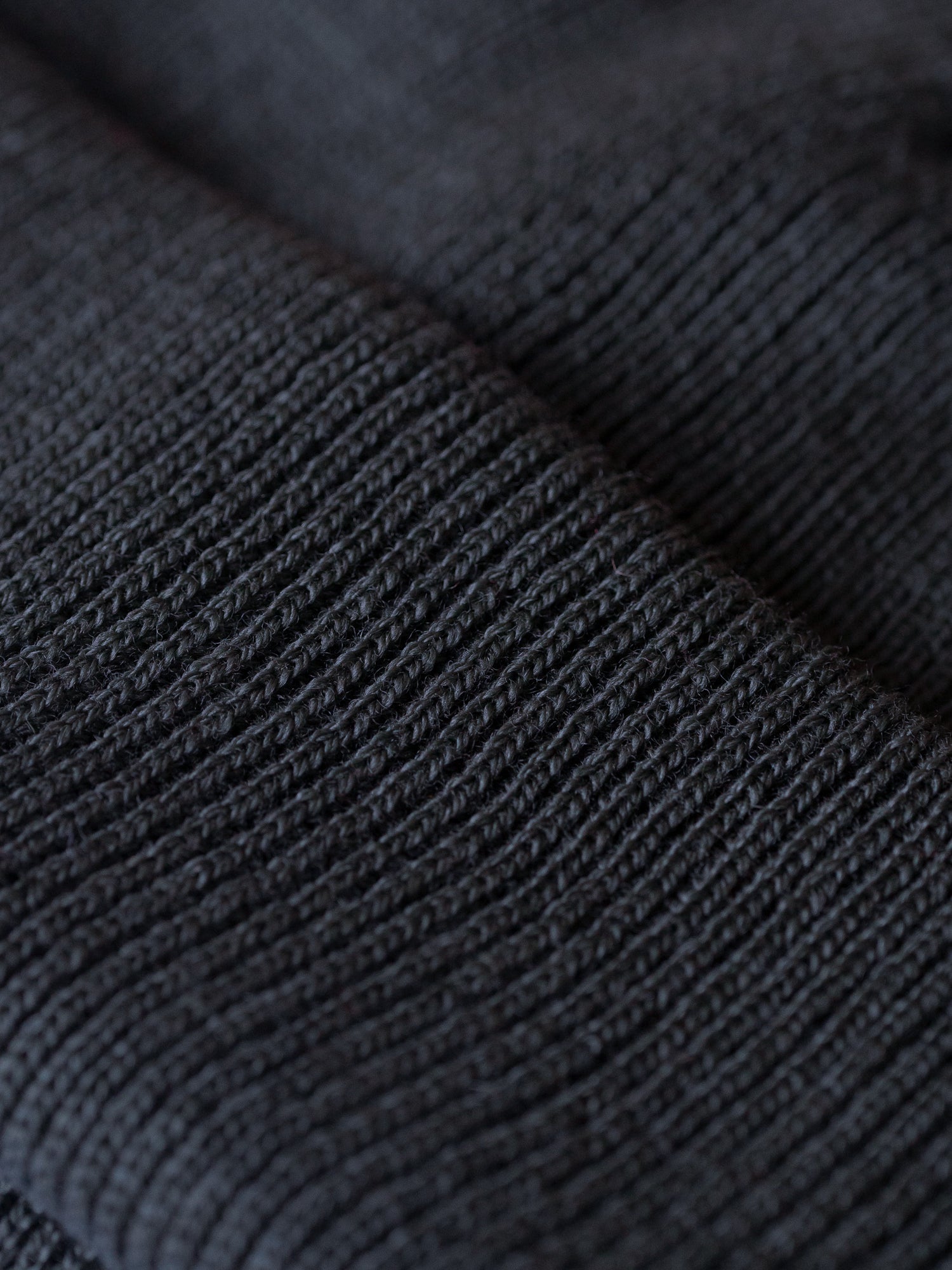 Detail Strickmuster einer nachhaltige Strickmütze in anthrazit von FUXBAU aus 100% Merinowolle und made in germany