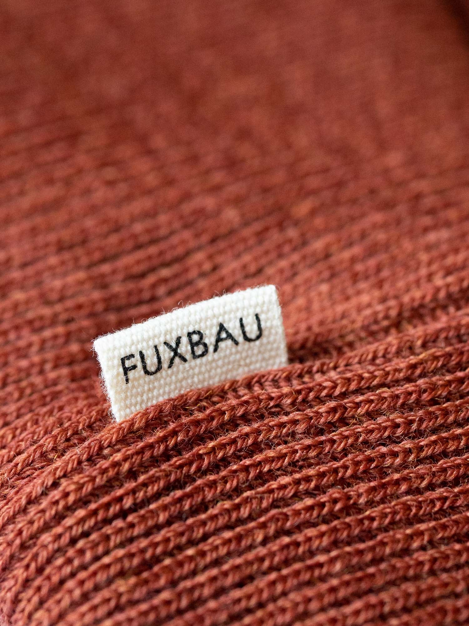 Nachhaltige Fair Fashion Merino Strickmütze von FUXBAU aus 100% GOTS zertifizierter Wolle Made in Germany in der Farbe Herbstorange.