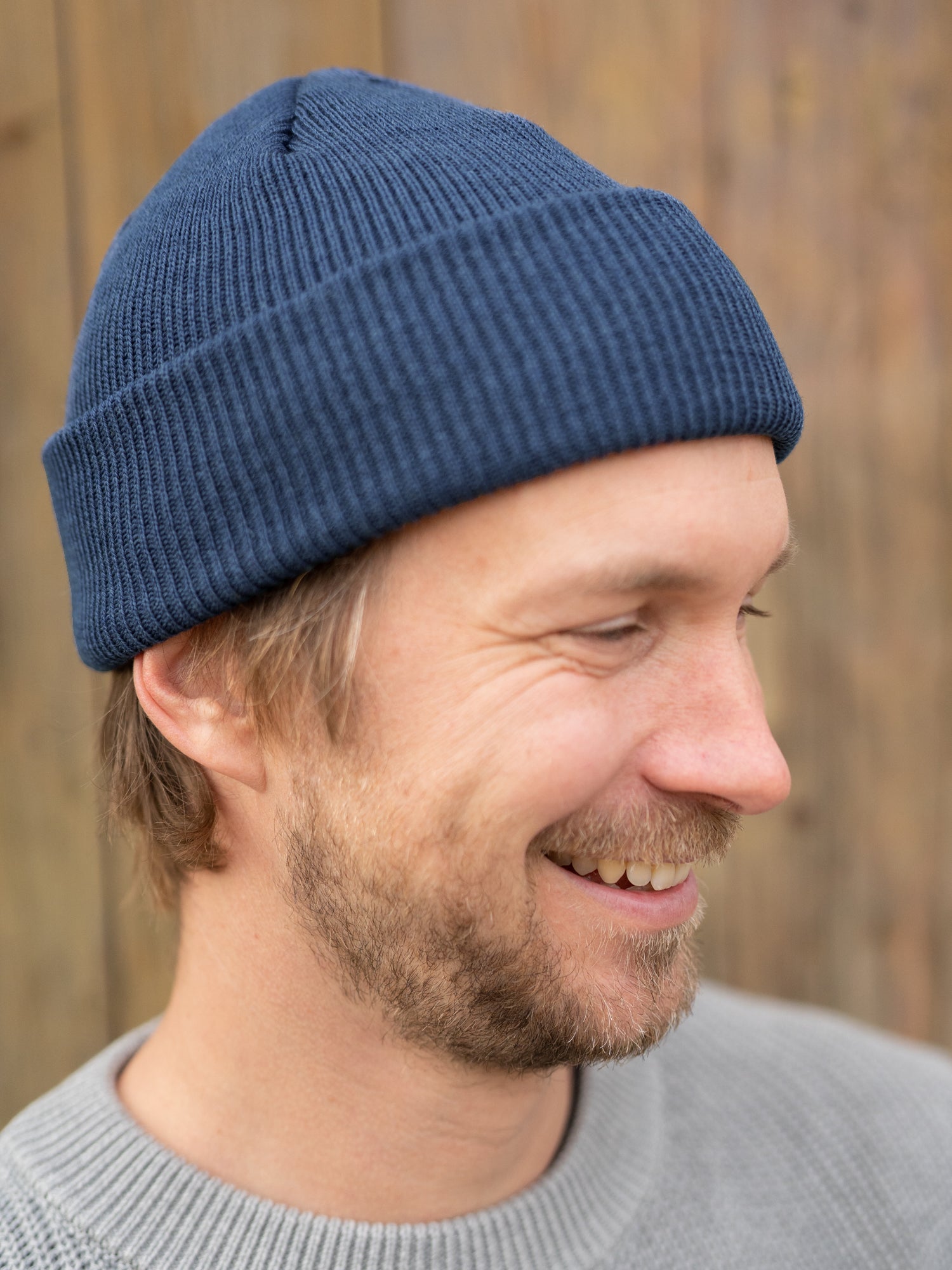 Kenny trägt unsere FUXBAU Merino Strickmütze aus 100% GOTS zertifizierter Merinowolle