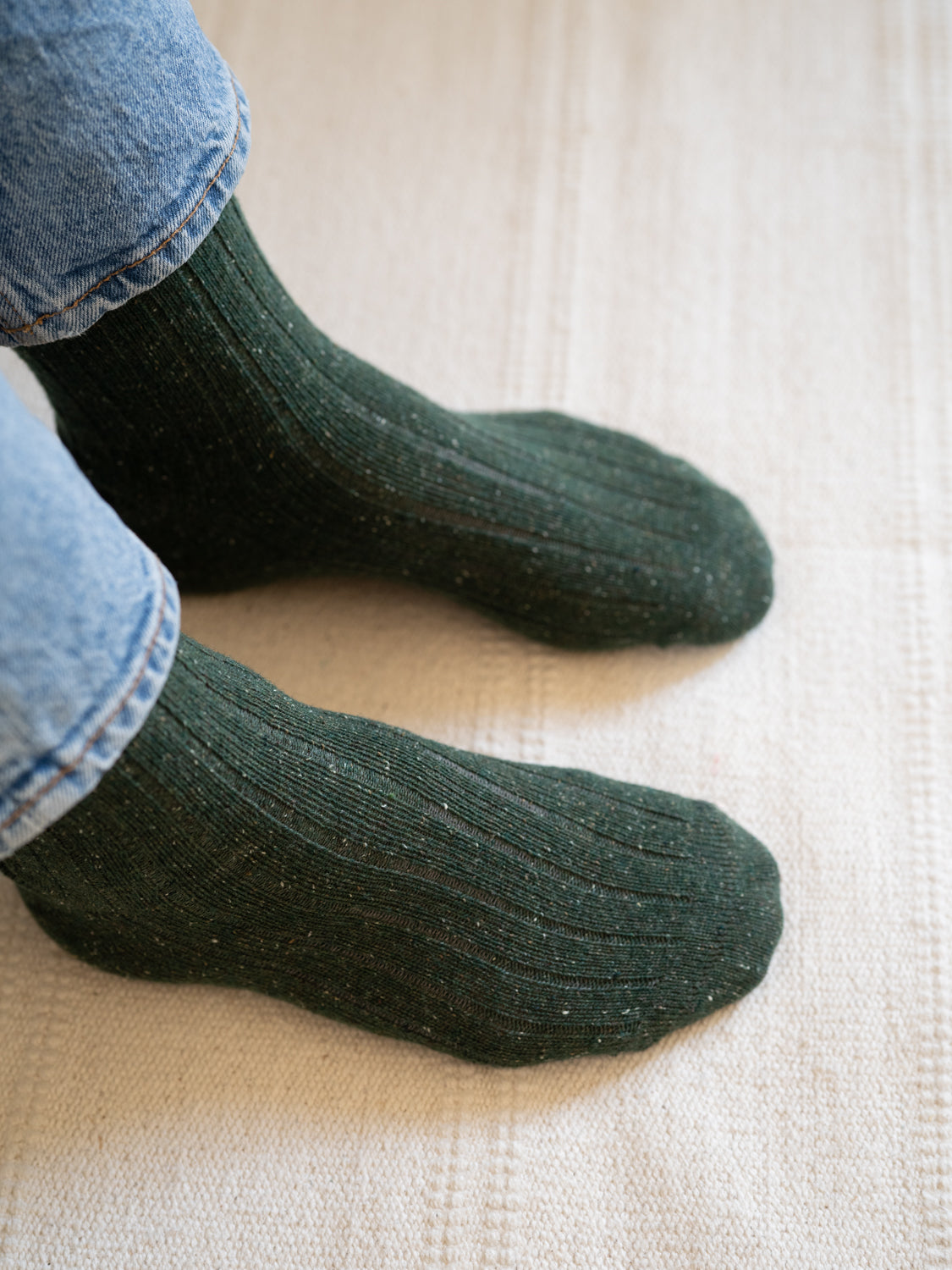 Nachhaltige Fair Fashion Socken in grün mit Neps Punkte.