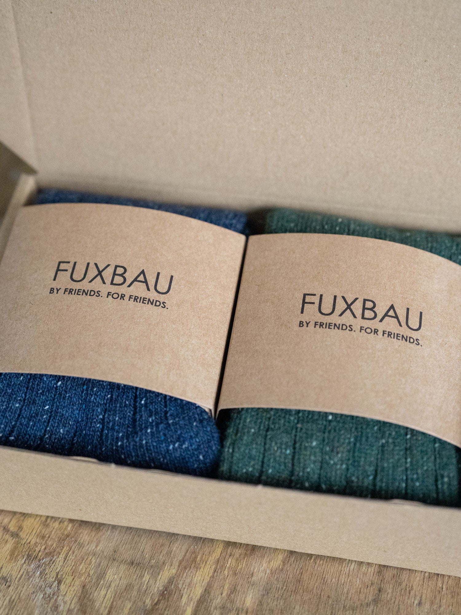 Nachhaltige FUXBAU Fair Fashion Neps Socken Made in Portugal im nachhaltigen Eco Bundle in den Farben grün und navy.