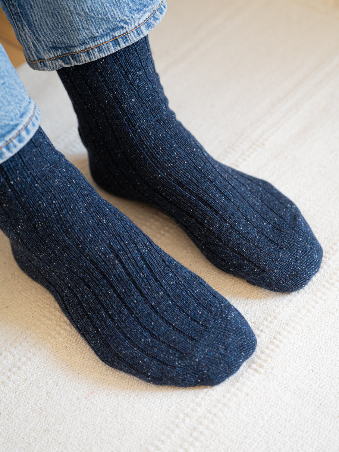 Nachhaltige FUXBAU Fair Fashion Socken in navy mit neps in weiss und blau.
