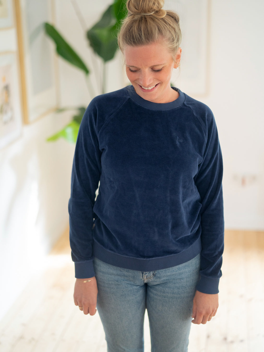 Isi trägt den nachhaltigen FUXBAU Samt Sweater in navy für Frauen aus 100% GOTS zertifizierter Biobaumwolle & made in Portugal.
