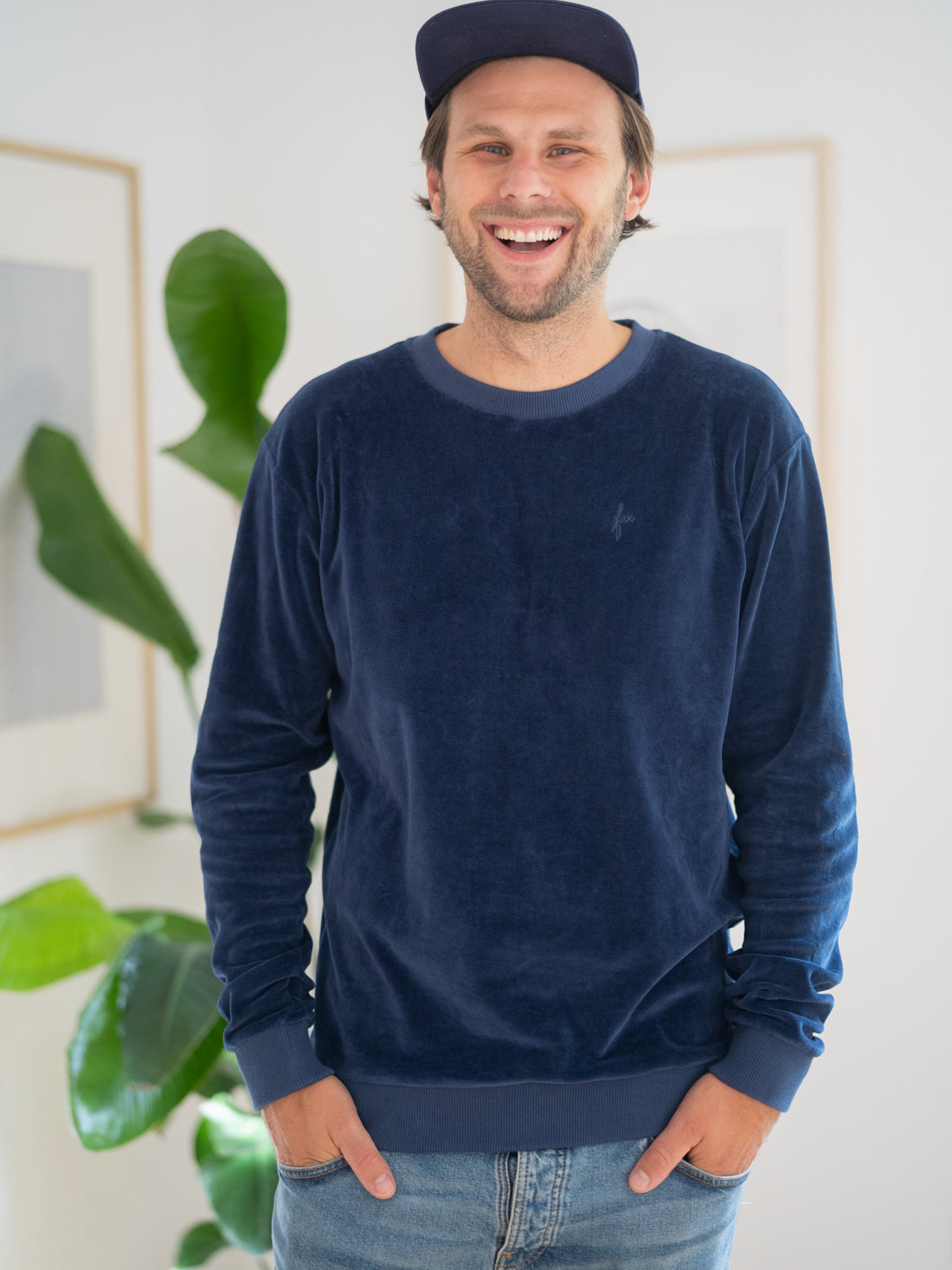 Philipp trägt den nachhaltigen FUXBAU Samt Sweater in navy für Männer aus 100% GOTS zertifizierter Biobaumwolle & made in Portugal.