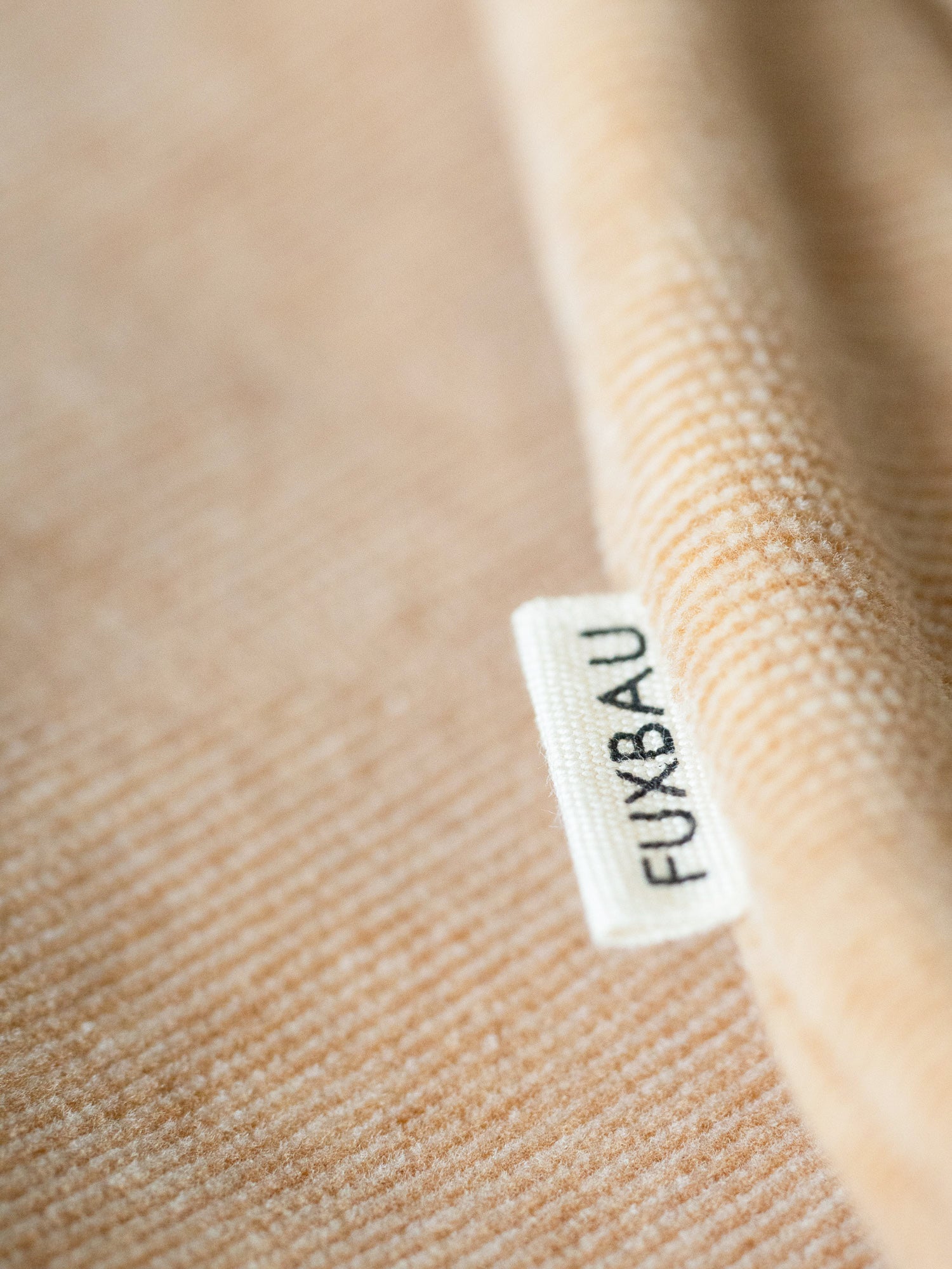 Detailbild Sideflag unserer gelb beige geriffelt Kollektion aus 100% GOTS zertifizierter Biobaumwolle