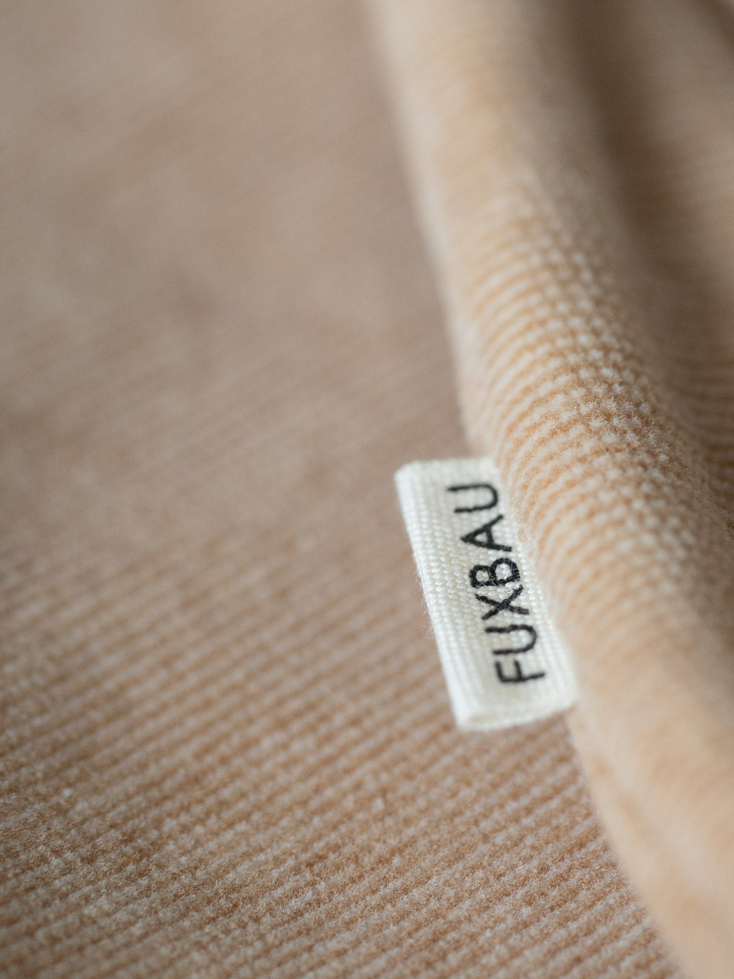 Detailansicht eines nachalltigen FUXBAU Samt T-Shirt in beige gelb meliert aus 100% Biobaumwolle.