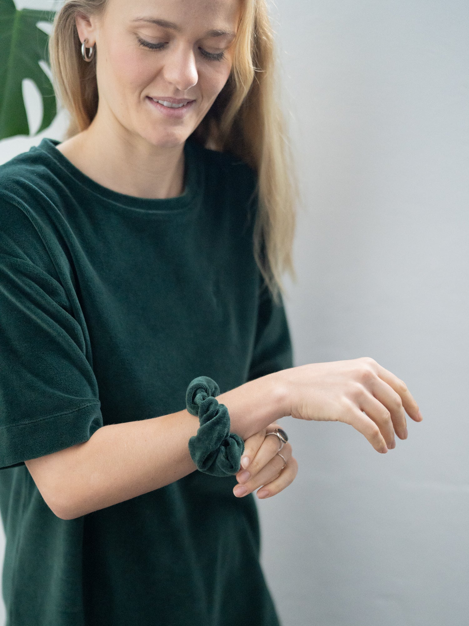 Greta trägt unser nachhaltiges und faires FUXBAU Scrunchie in grün am Arm.