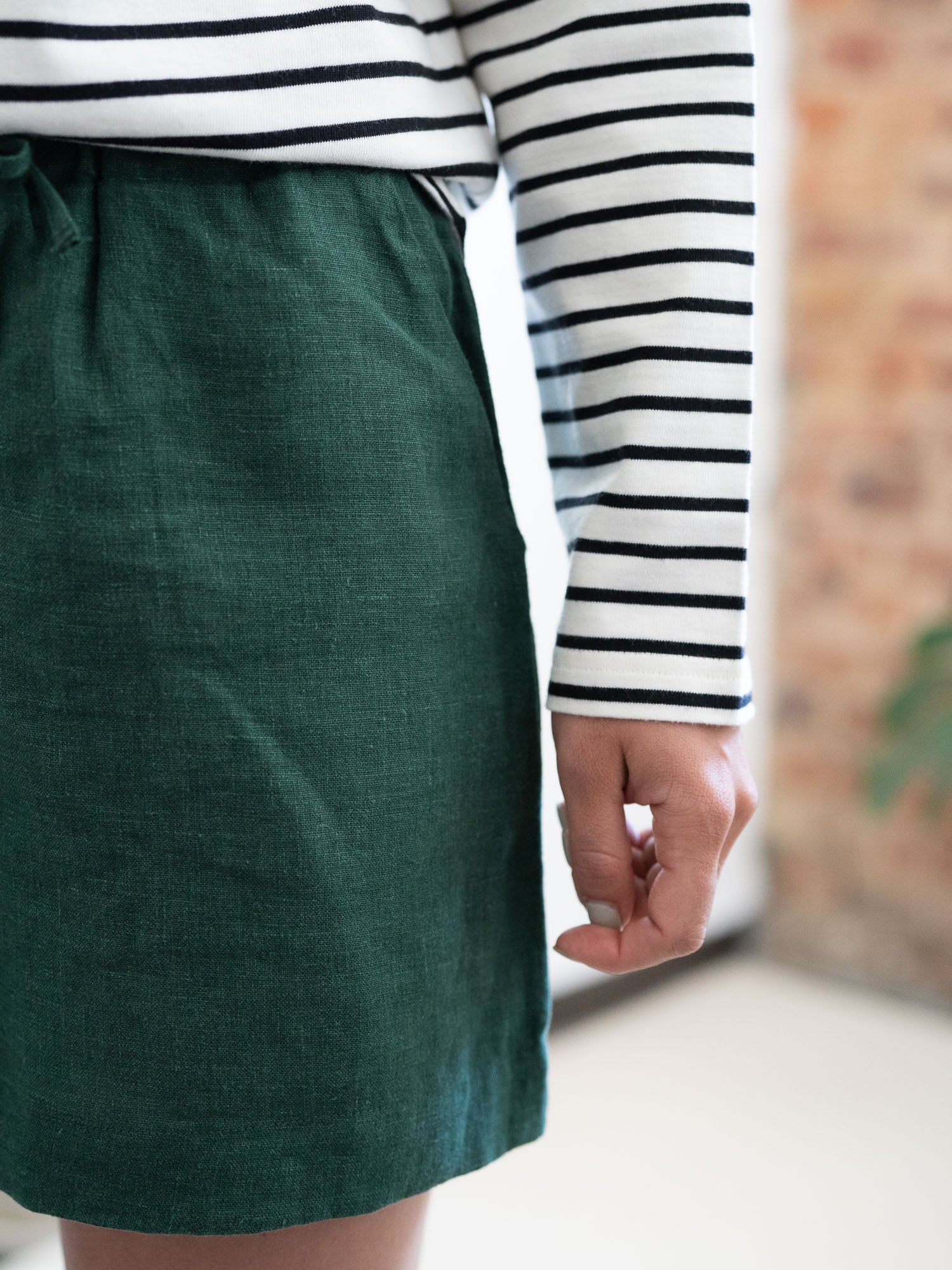 Nahaufnahme unserer nachhaltigen Leinenshorts in grün für Frauen
