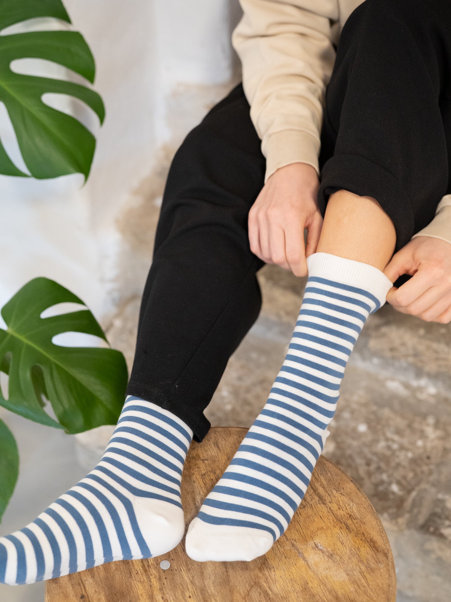 Nachhaltige Fair Fashion Unisex Socken von FUXBAU in cremeweiss blau gestreift aus 100% Biobaumwolle.
