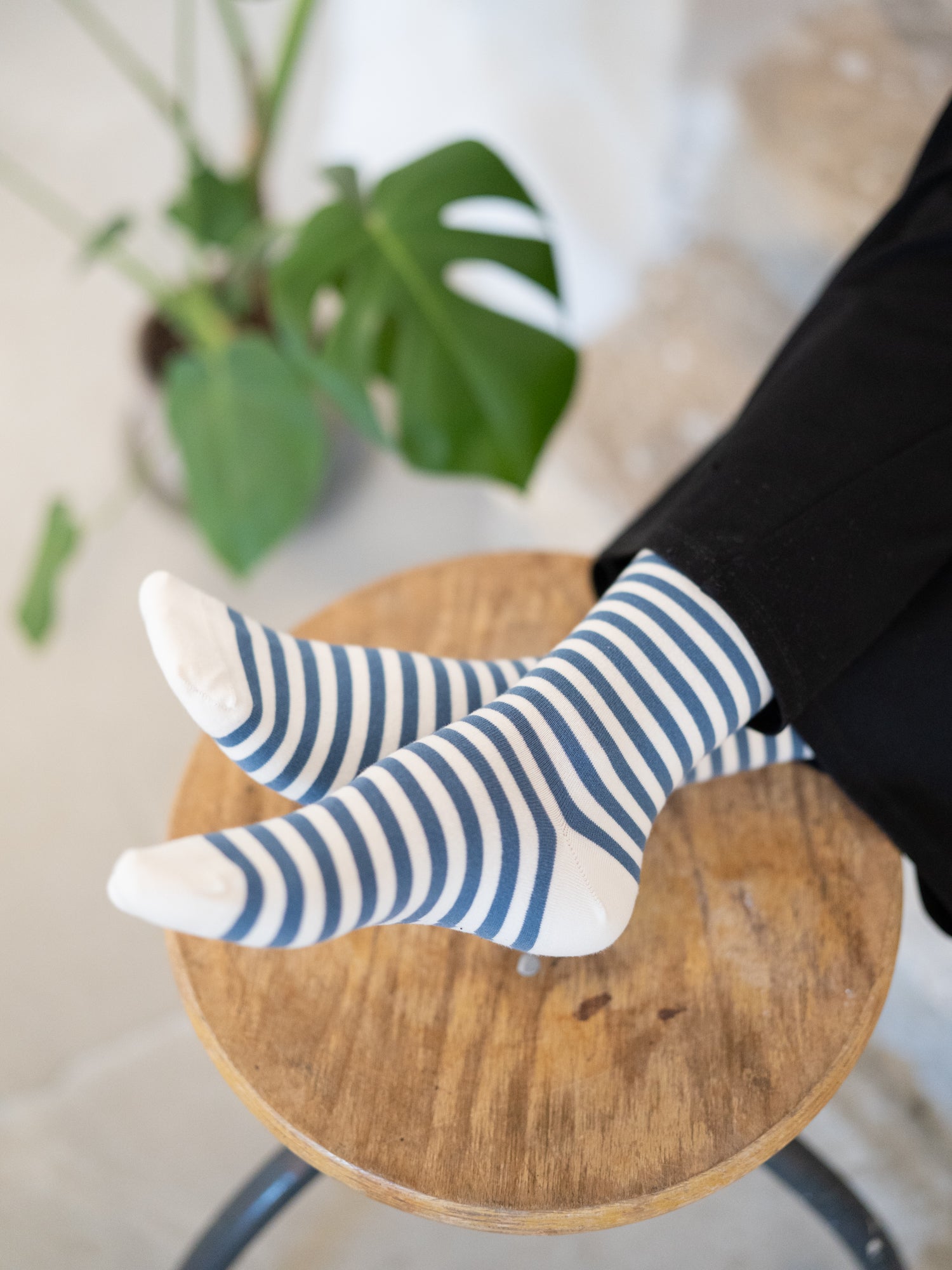 Nachhaltige Fair Fashion Unisex Socken von FUXBAU in cremeweiss blau gestreift aus 100% Biobaumwolle.