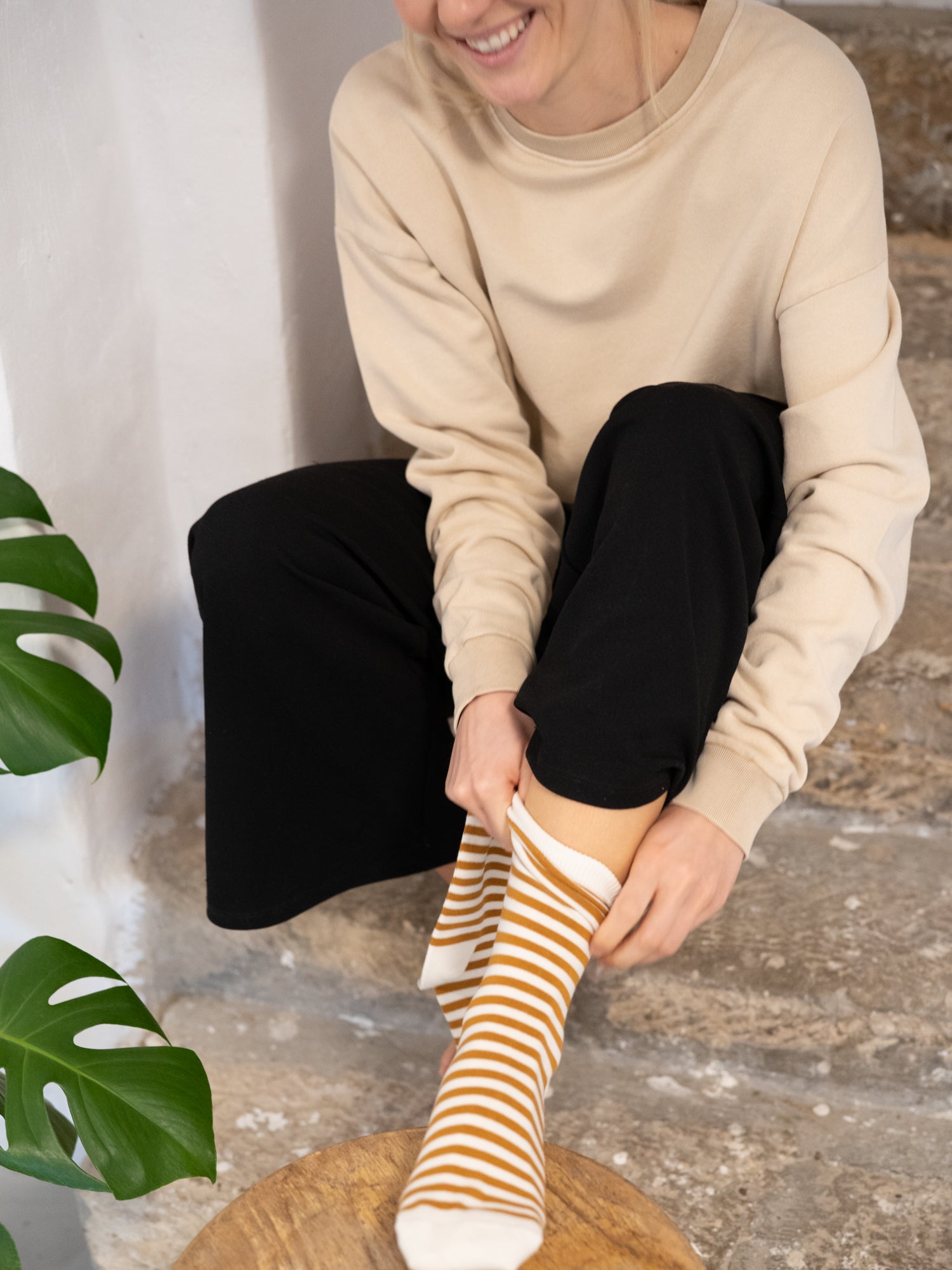 Nachhaltige Fair Fashion Unisex Socken von FUXBAU in cremeweiss senf gestreift aus 100% Biobaumwolle.