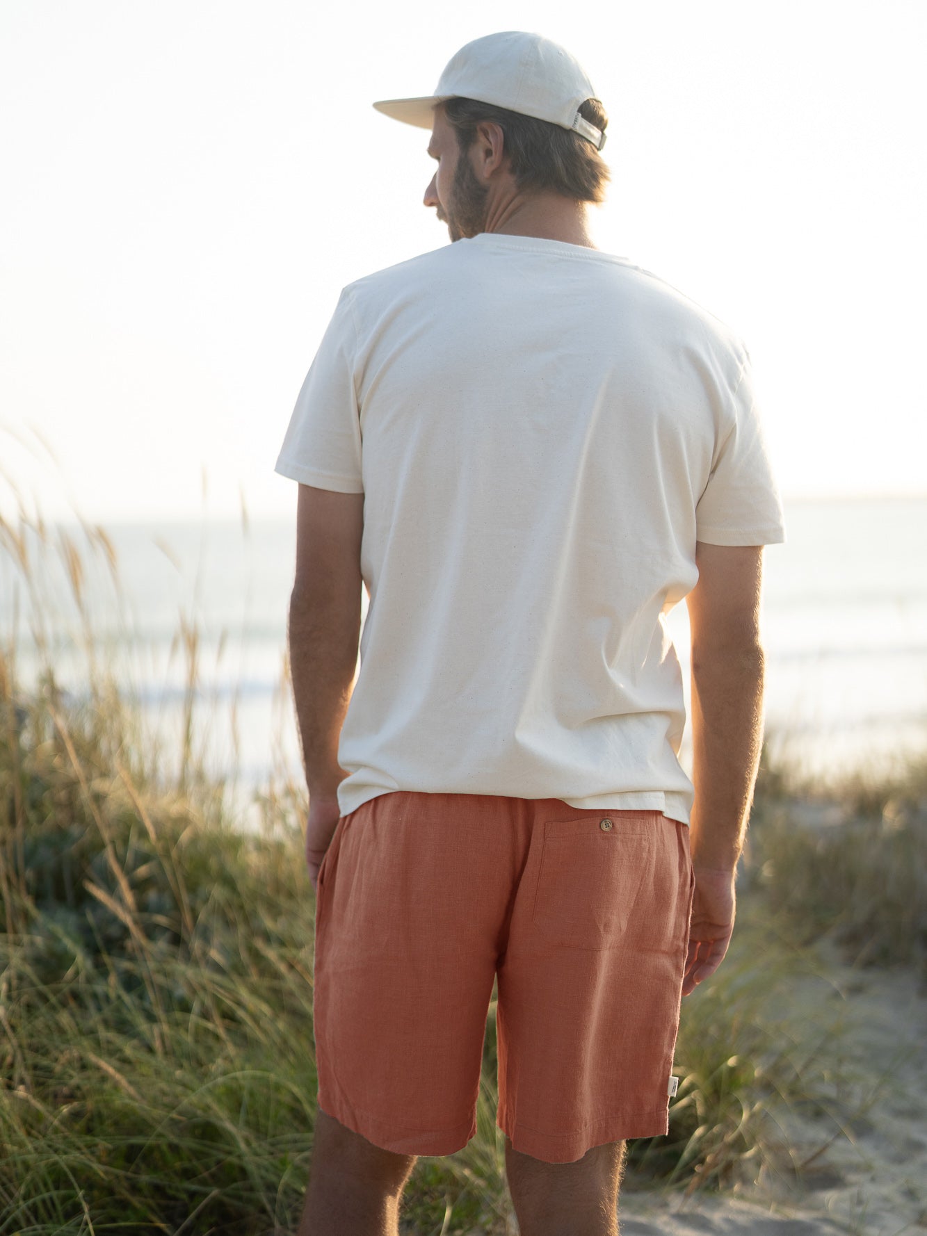 Rückansicht der FUXBAU Männer Leinenshorts in sienna aus 100% Leinen und fair produziert in Portugal.