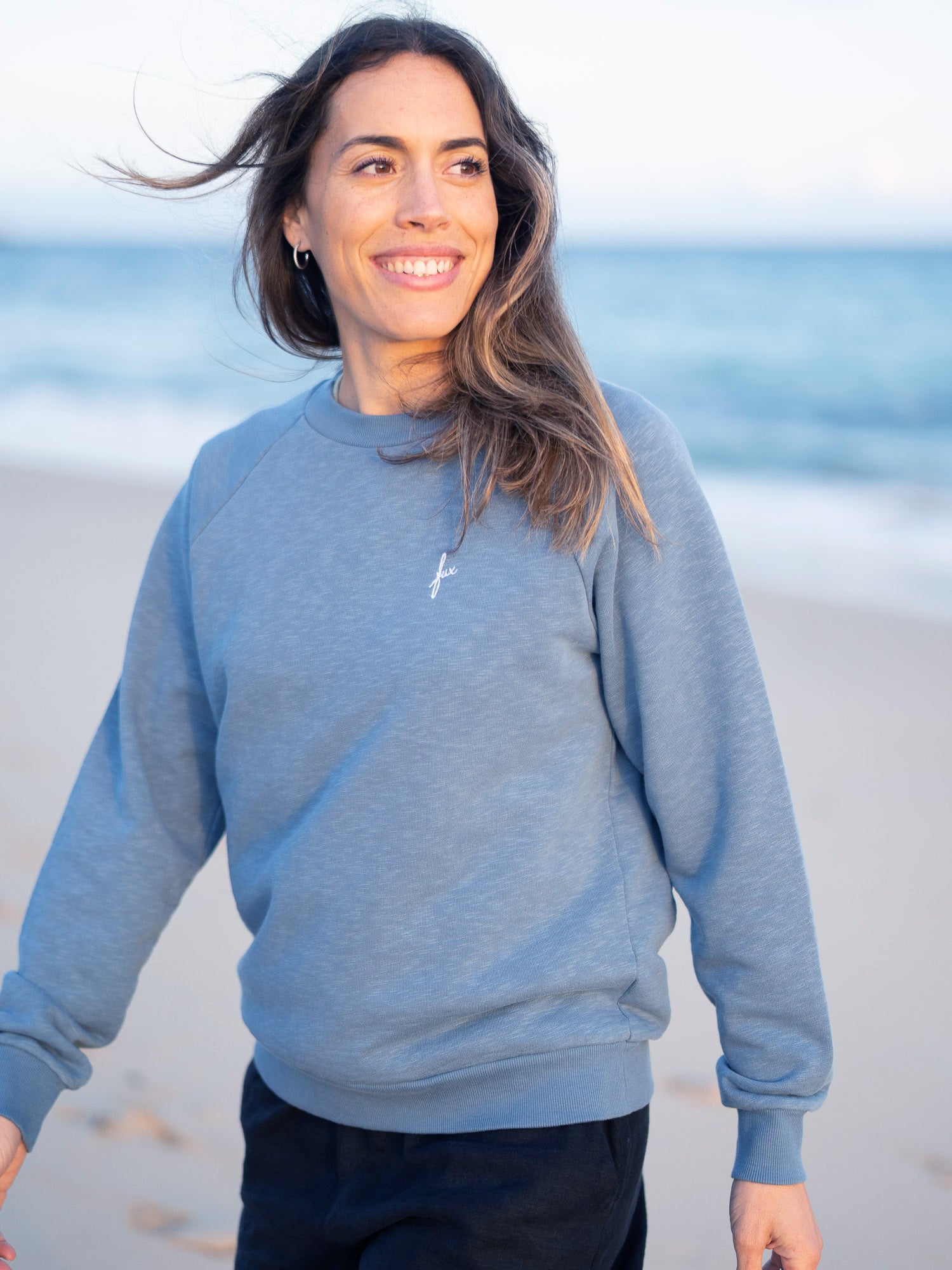 Unsere Freundin Raquel ist 1,72m und trägt "M" im blau melierten Frauen fux Azul Sweater 