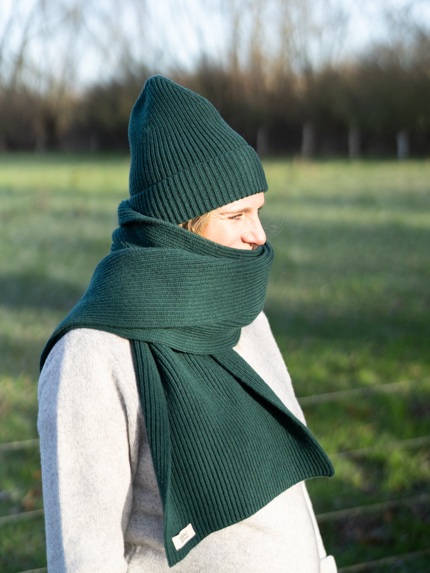 Extra langer grüner Merino Schal für Damen – nachhaltiger Wollschal aus Italien