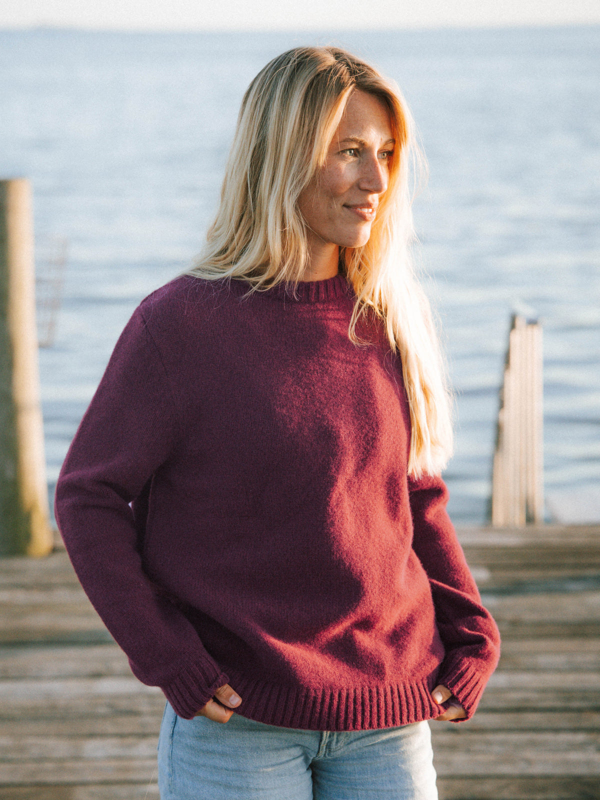 Bordeauxfarbener Frauen Merino Strickpullover aus mulesingfreier Merinowolle in Nahaufnahme