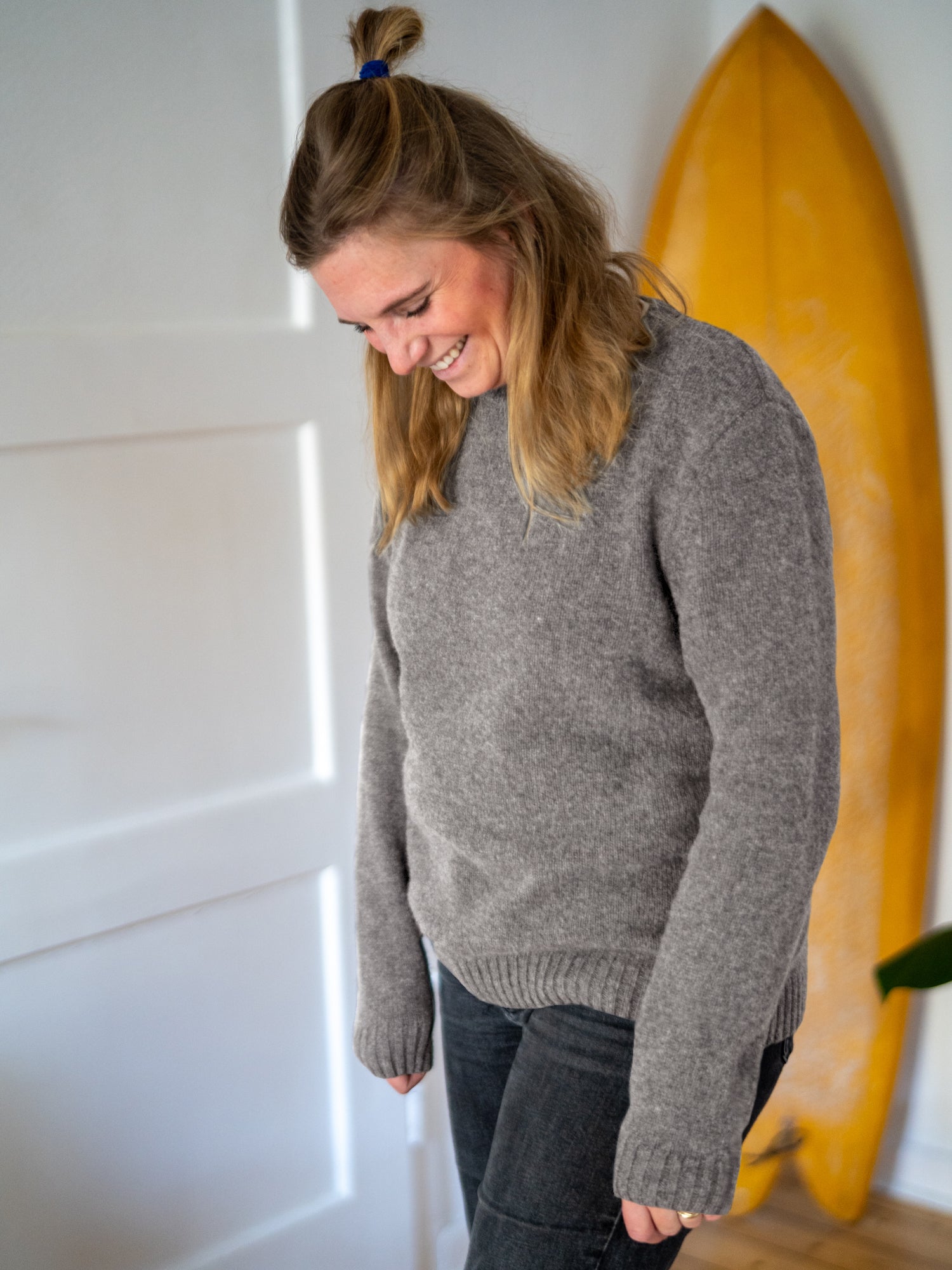 FUXBAU Frauen Merino Strickpullover braunmeliert – gemütlicher Merino-Pullover an Model, fair produziert in Deutschland.