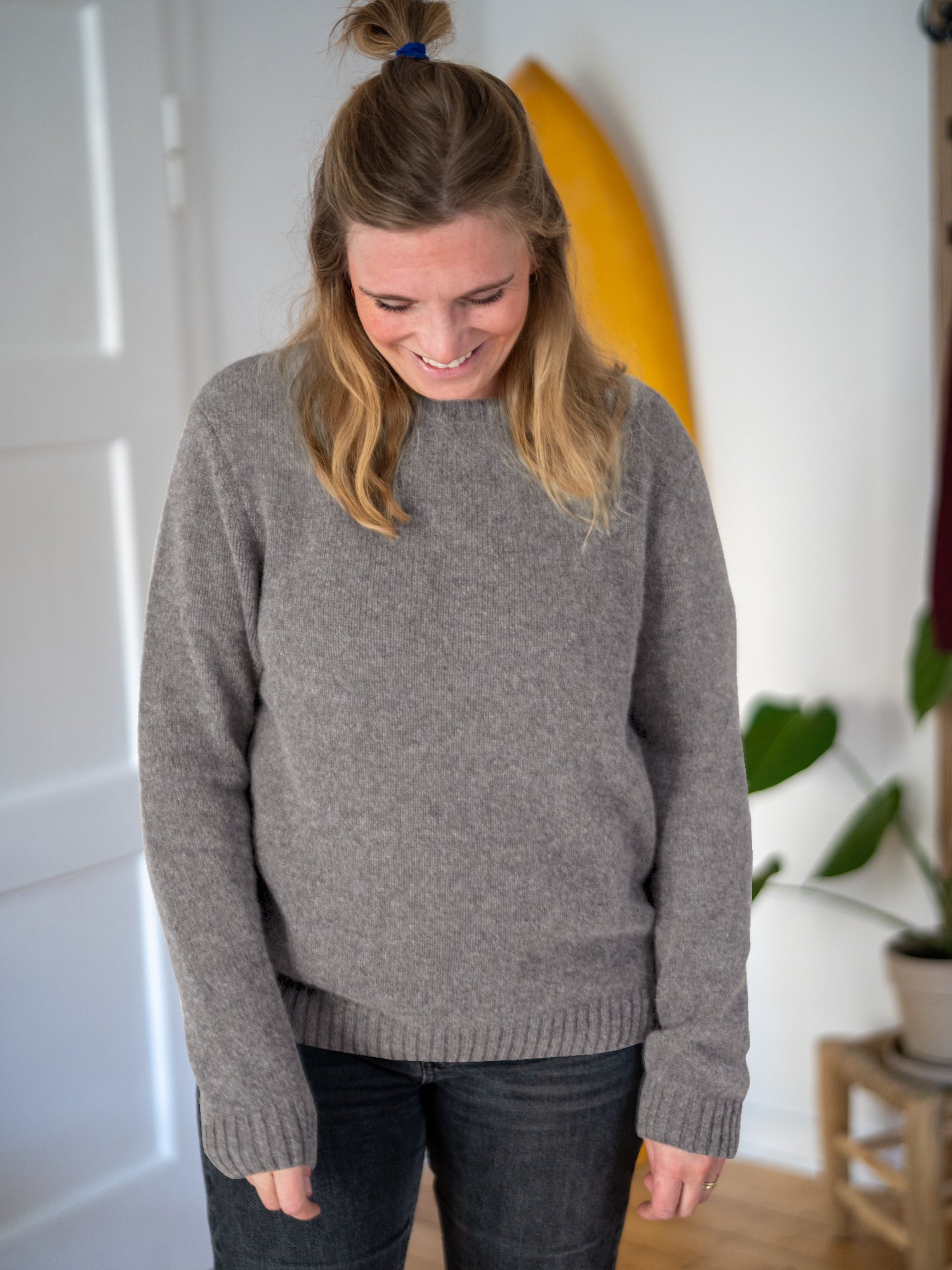 Weicher Frauen Merino Strickpullover in Braunmeliert – nachhaltiger Wollpullover von FUXBAU, getragen im Alltag