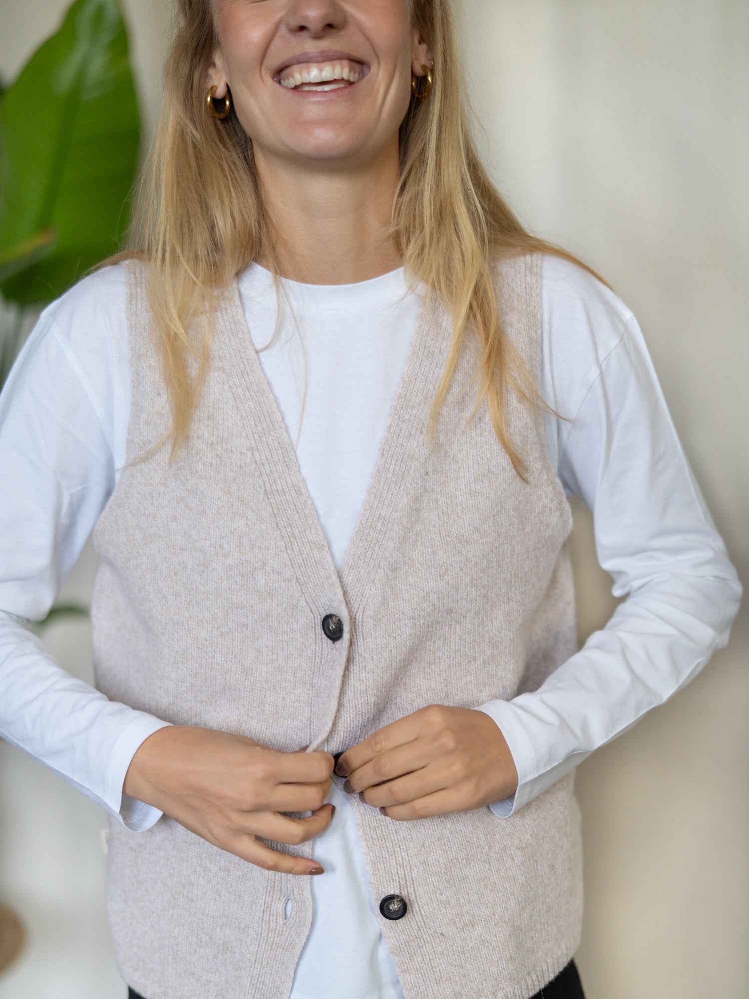 FUXBAU Merino Strickweste Damen in Beigemeliert – lässiger Look mit weißem Longsleeve, fair produziert in Deutschland