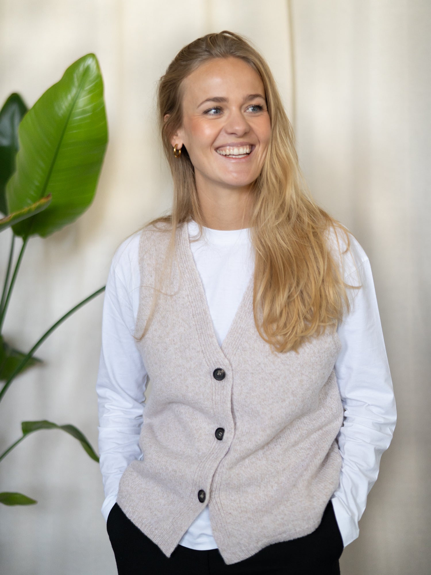 Nachhaltige Damen Strickweste von FUXBAU in Beigemeliert – klassischer, minimalistischer Stil aus weicher Merinowolle