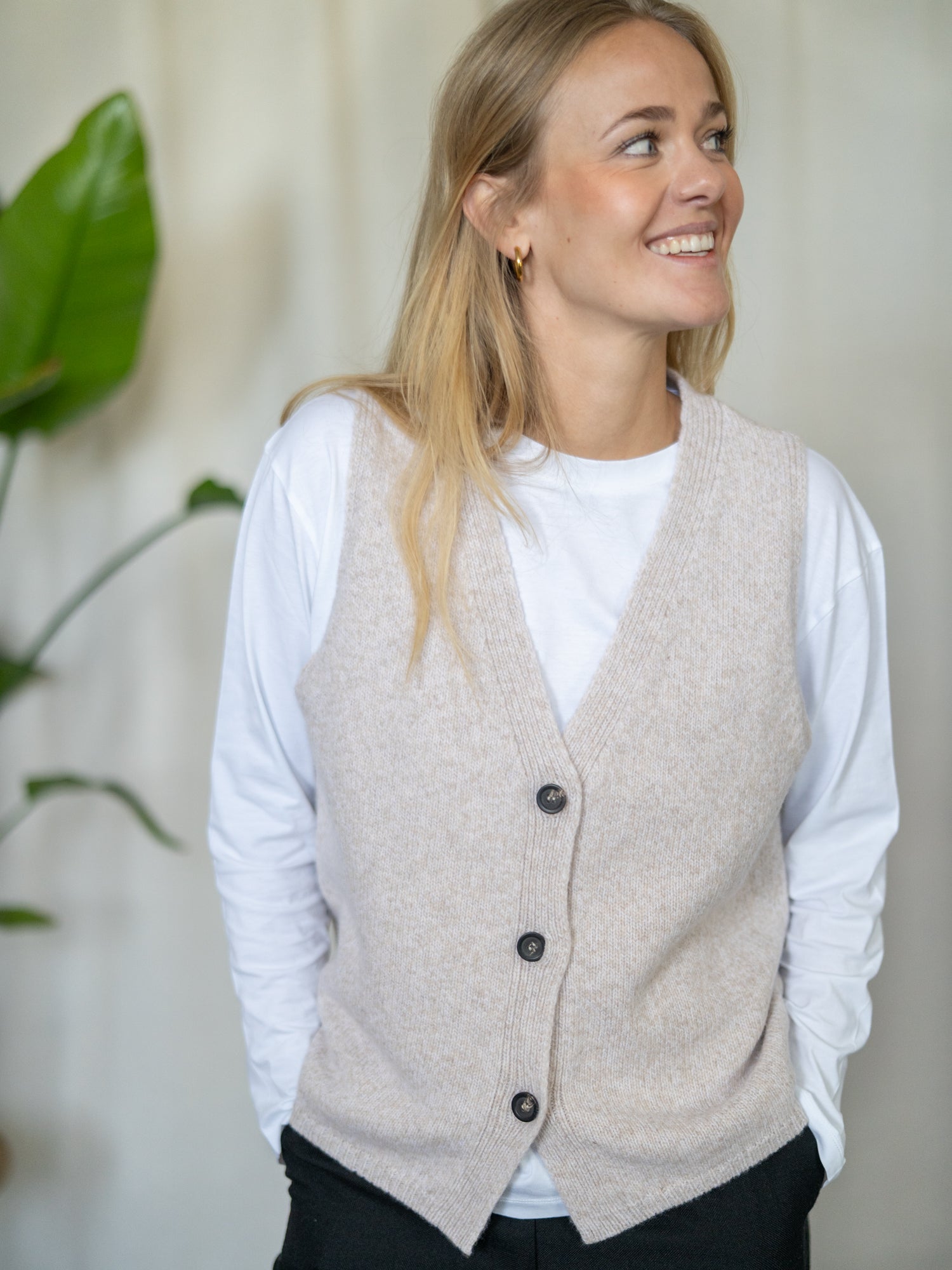 FUXBAU Merino Strickweste Damen Beigemeliert – fair produzierte Weste aus 100 % Merinowolle, kombiniert mit weißem Longsleeve