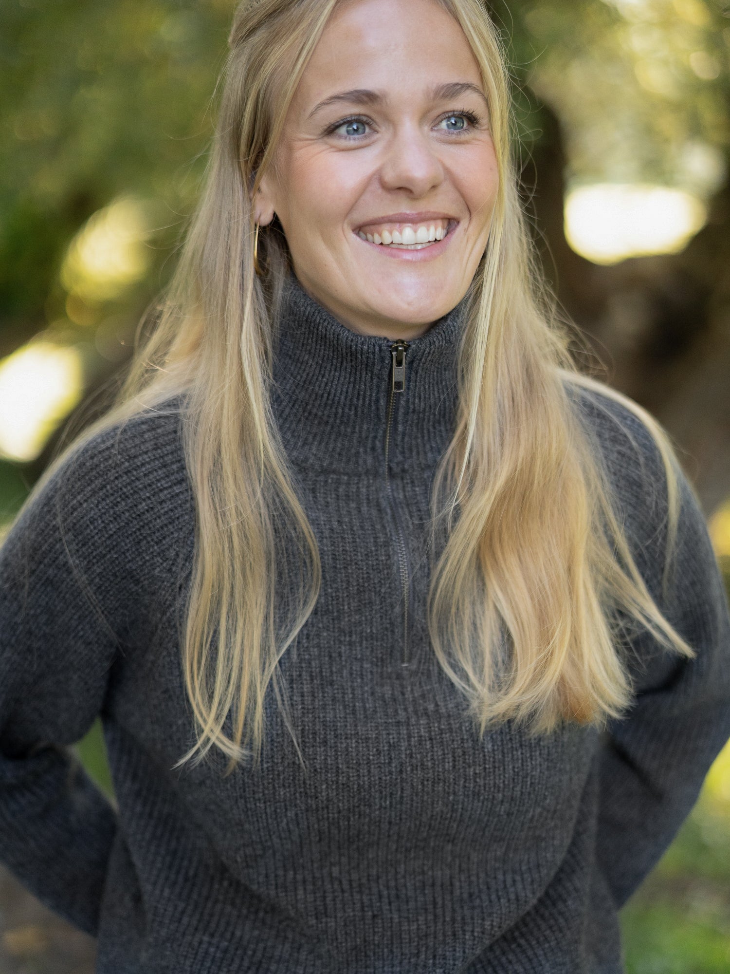 FUXBAU Frauen Merino Troyer in Anthrazit – warme Strickpullover-Damen mit hohem Kragen aus mulesingfreier Merinowolle, hergestellt in Italien.
