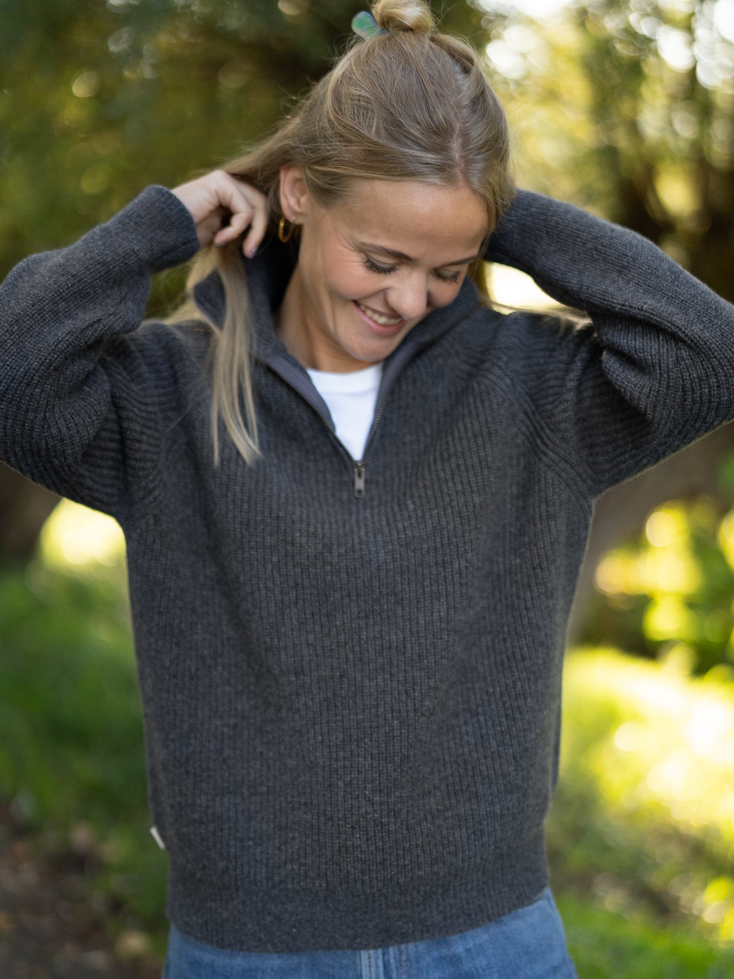 FUXBAU Merino Troyer für Frauen in Anthrazit – fair produzierter Wollpullover mit Halbzipp und geripptem Kragen, sportlich und warm.