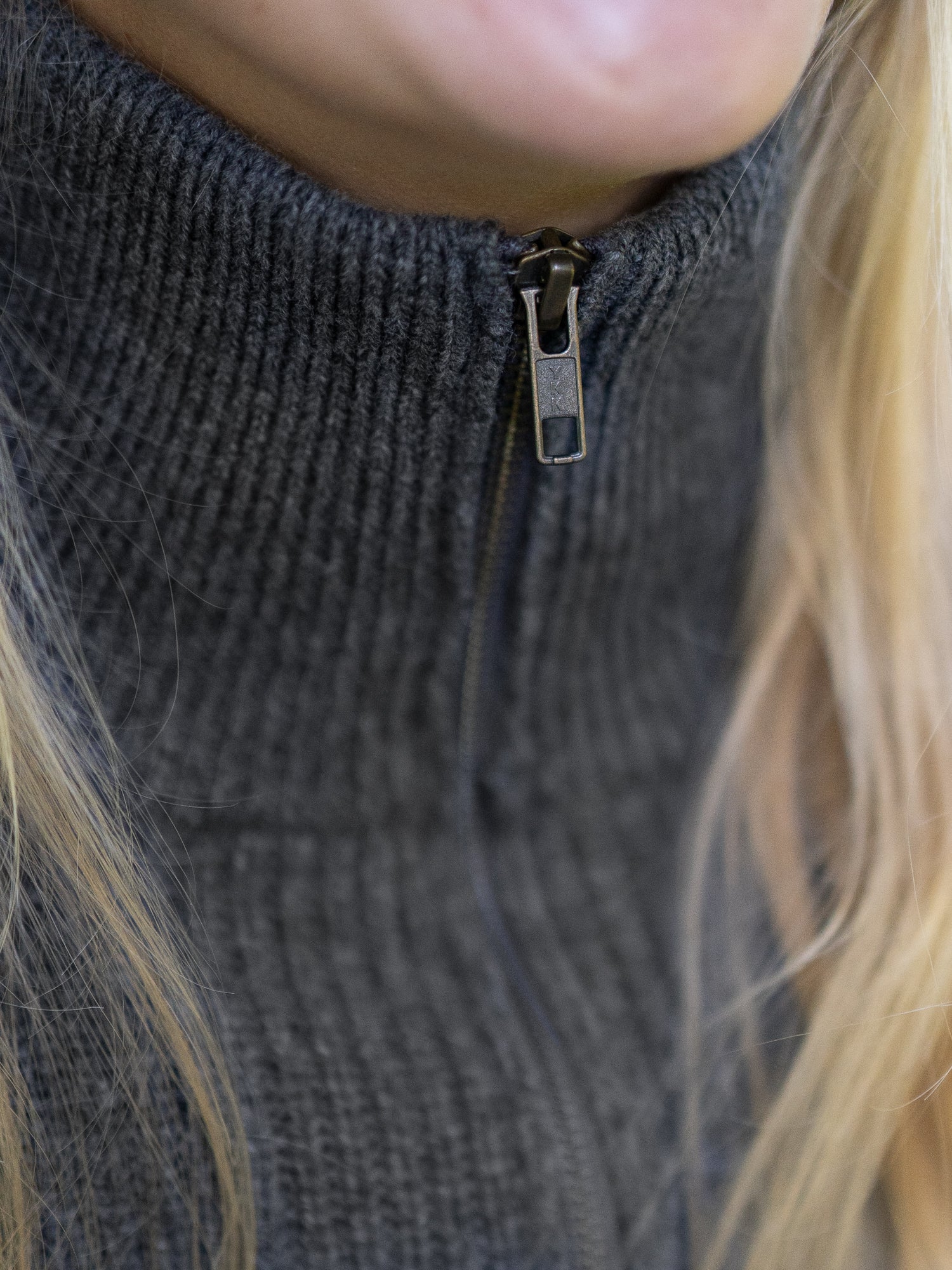 Detailaufnahme FUXBAU Merino Troyer Anthrazit – hochwertiger Metall-Zipper und fein gerippter Kragen aus italienischer Merinowolle.