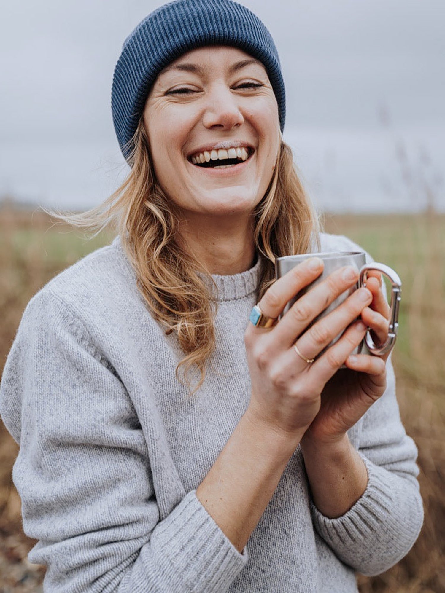 Carla trägt unseren Frauen Merino Strickpullover in grau der unter fairen Bedingungen für dich in Deutschland hergestellt wird
