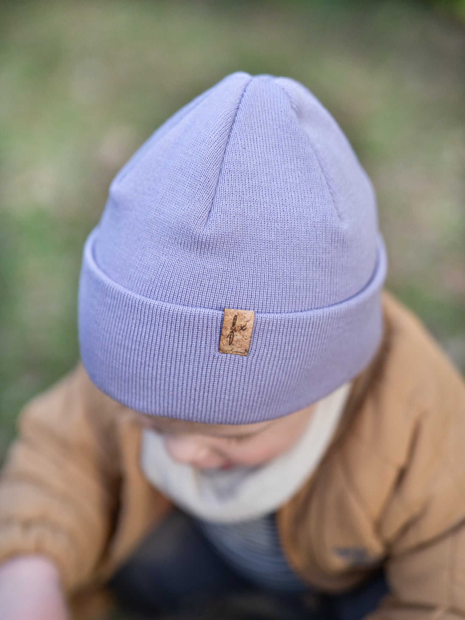 Detailaufnahme der FUXBAU Kinder Merino Kork Beanie in Lavendel – weicher Strick und nachhaltiges Design Made in Germany