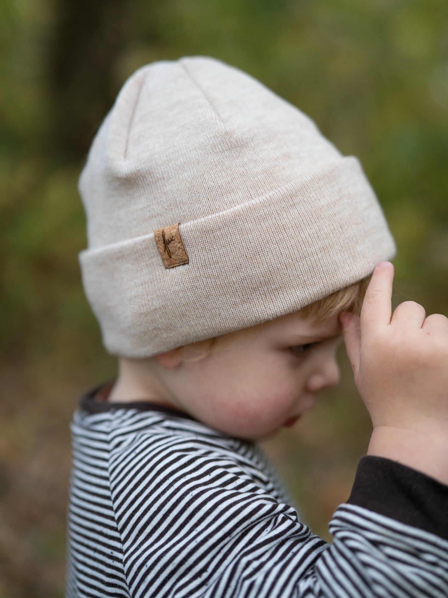 FUXBAU Kinder Beanie Naturweiß aus 100 % Merinowolle – warme, nachhaltige Mütze mit Korklabel, gefertigt in Deutschland