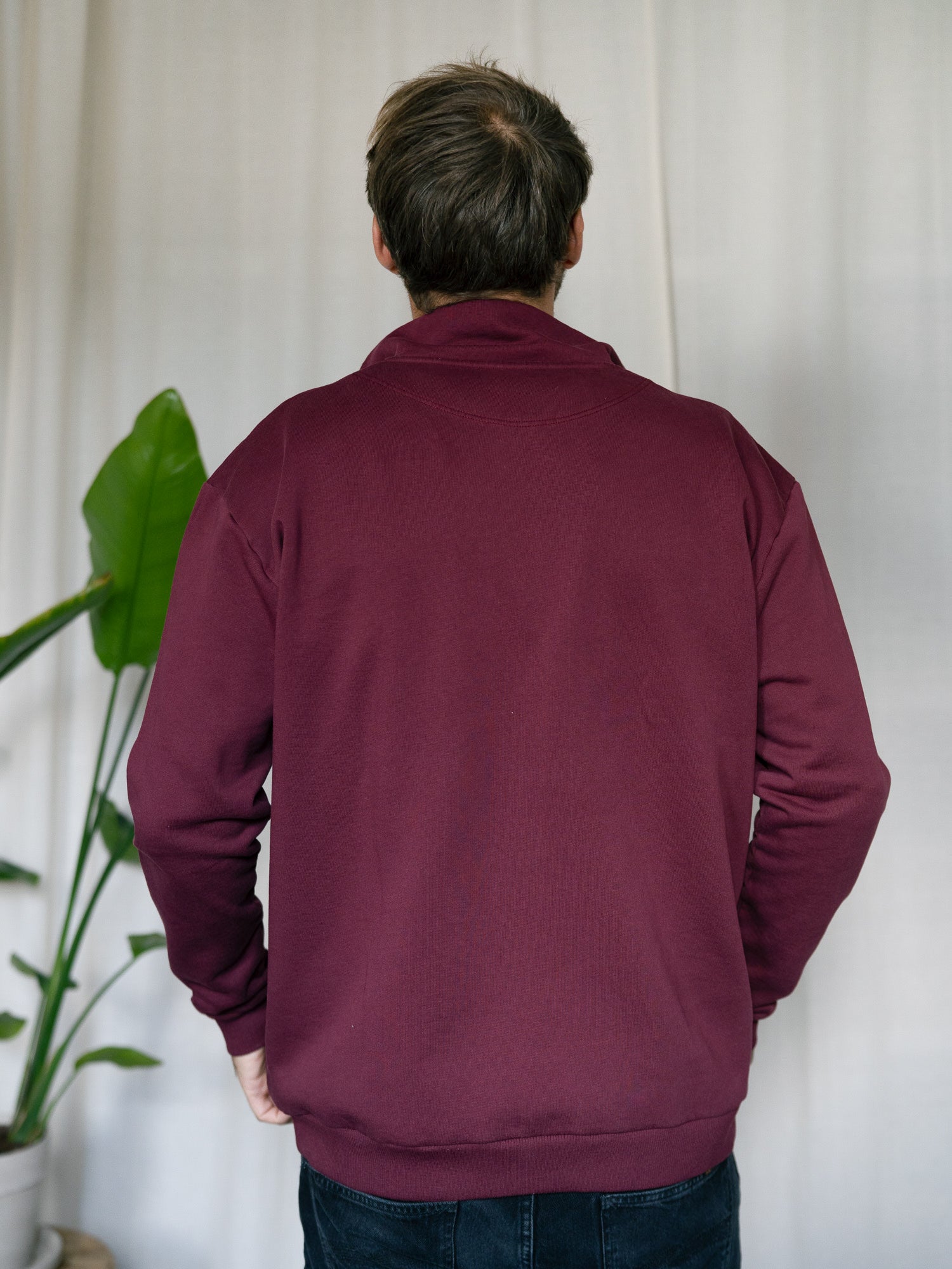 Rückansicht des bordeauxfarbenen FUXBAU Männer Half-Zip Sweaters – Fair Fashion Sweater aus 100% Biobaumwolle, hergestellt in Portugal.