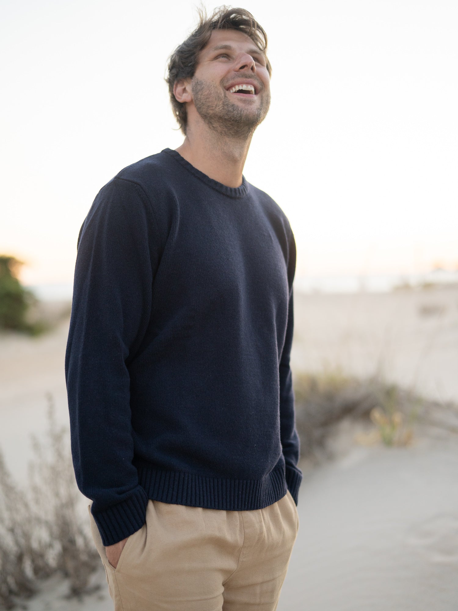 Philipp trägt unseren FUXBAU Männer Merino Strickpullover in navy aus 100% Merinowolle. Fair und nachhaltige in Italien hergestellt.