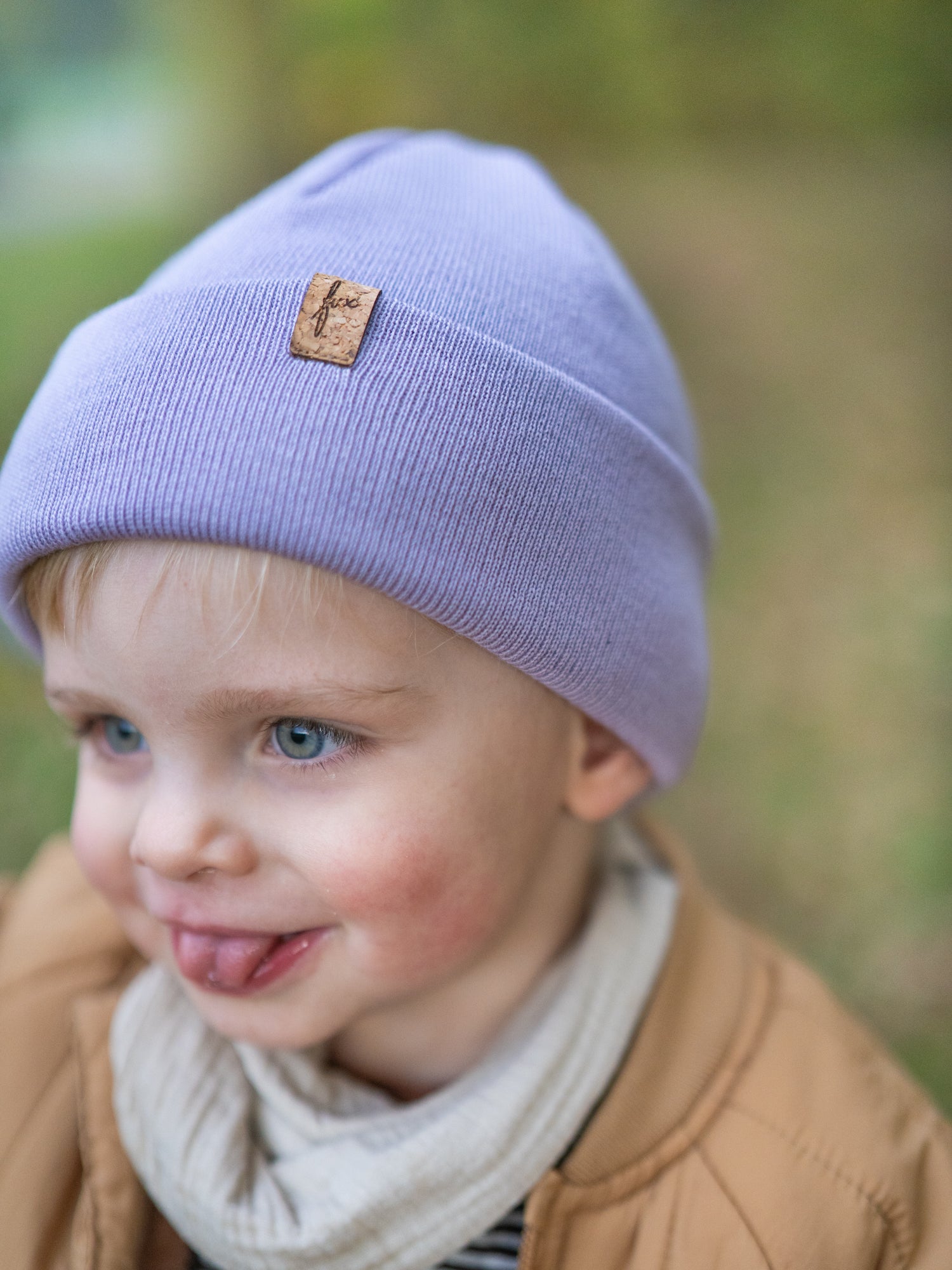 FUXBAU Kinder Merino Kork Beanie in Lavendel – weiche, natürliche Wollmütze mit Korkpatch, fair produziert