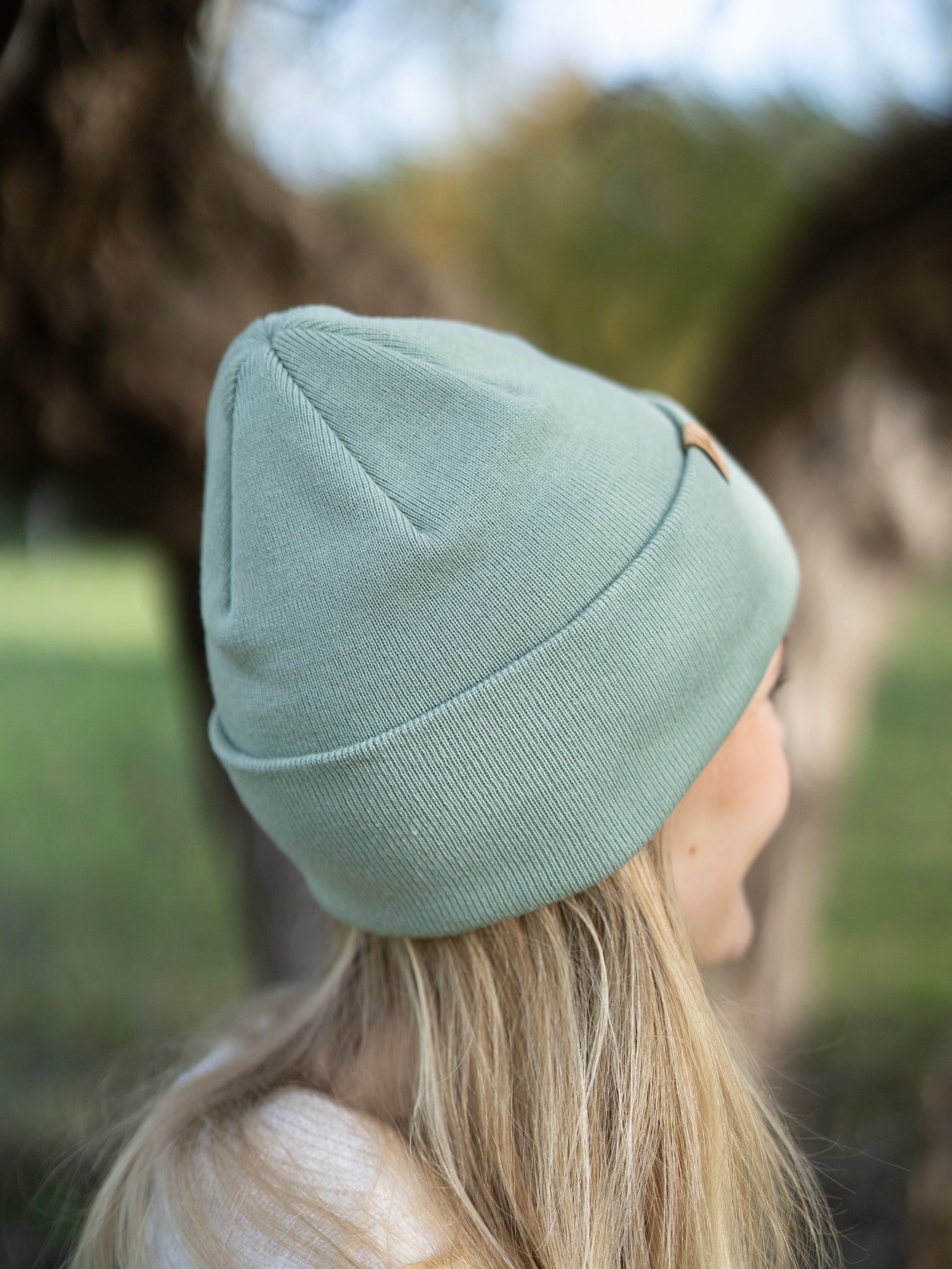 Rückansicht der FUXBAU Merino Kork Beanie in Seegrün – nachhaltige Mütze aus mulesingfreier Merinowolle, fair gefertigt in Deutschland