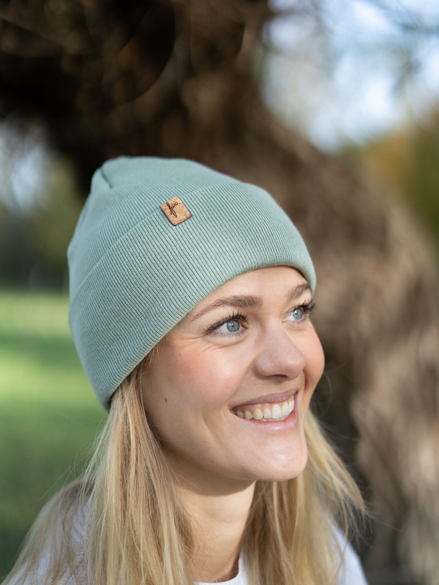 Greta mit der FUXBAU Merino Kork Beanie in Seegrün – zeitlose, nachhaltige Wollmütze Made in Germany