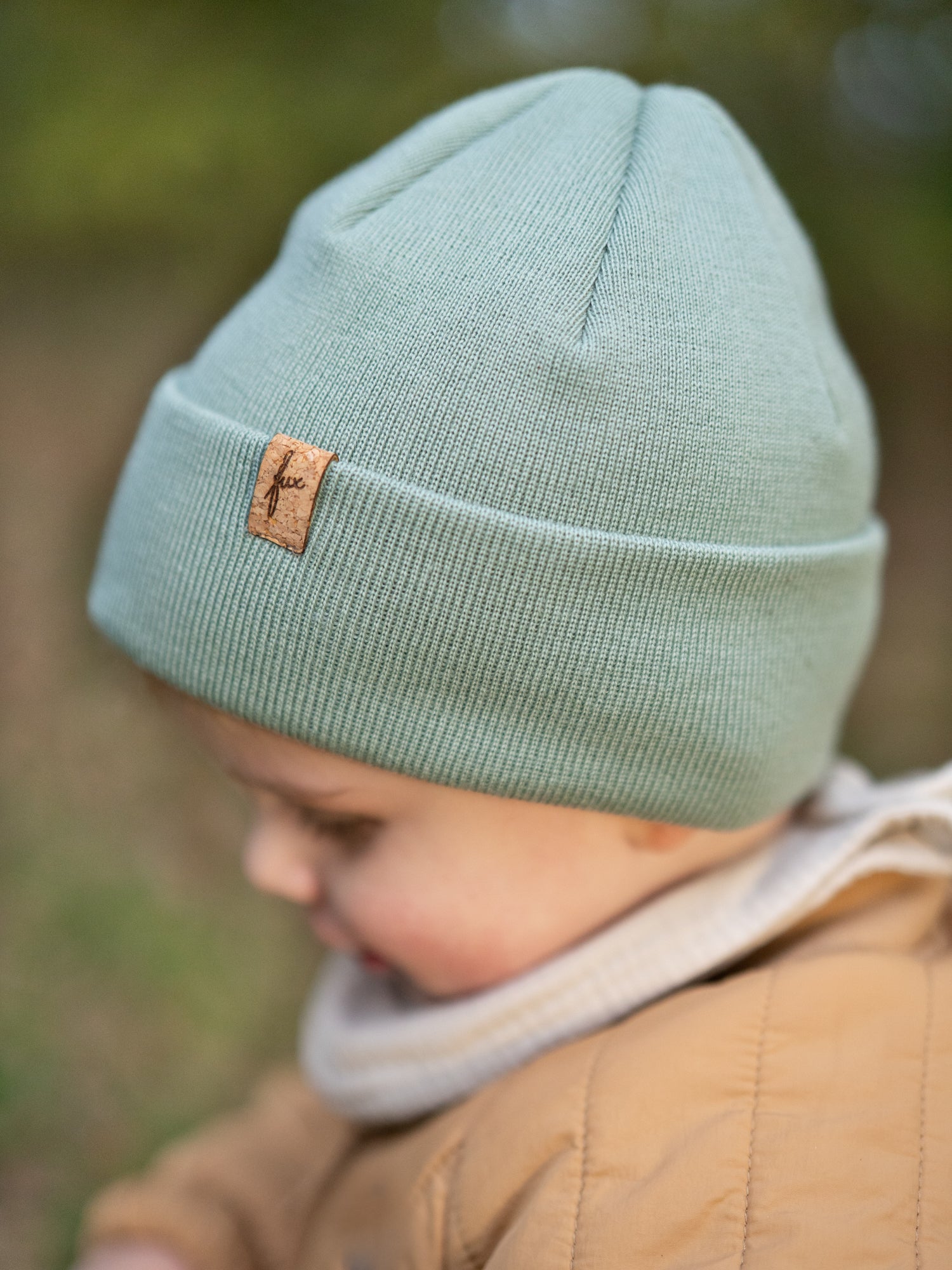 FUXBAU Kinder Beanie Seegrün aus 100 % Merinowolle – warme, nachhaltige Mütze mit Korklabel, gefertigt in Deutschland